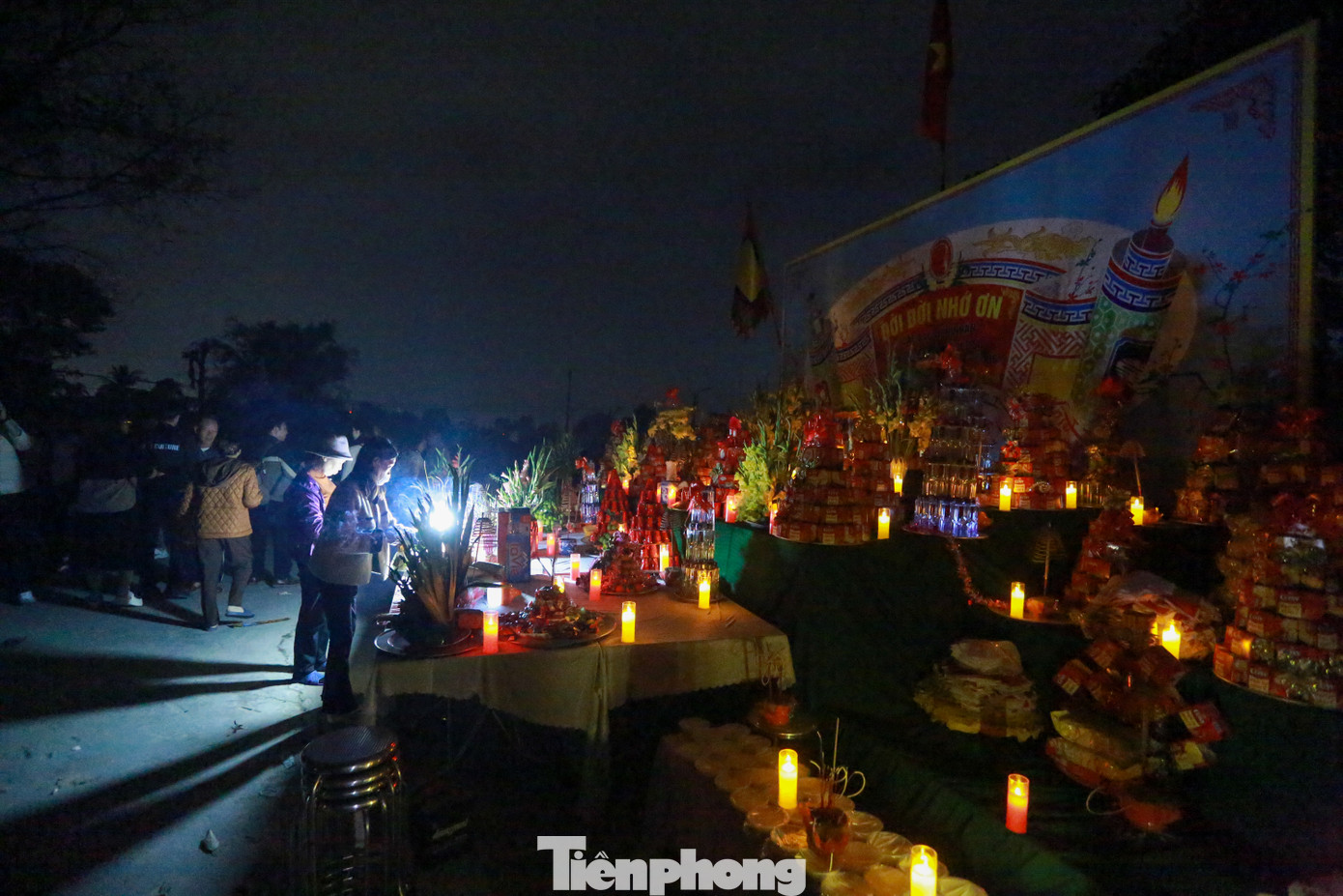 Từ khi chợ Âm Dương được phục dựng lại đến nay, rất đông người dân ở khắp nơi háo hức đổ về trải nghiệm hoạt động văn hóa, sinh hoạt cộng đồng của người xưa. Người dân quan niệm, đến chợ Âm dương không chỉ là "mua may bán rủi" mà còn là dịp để người cõi trần gặp lại người cõi âm.