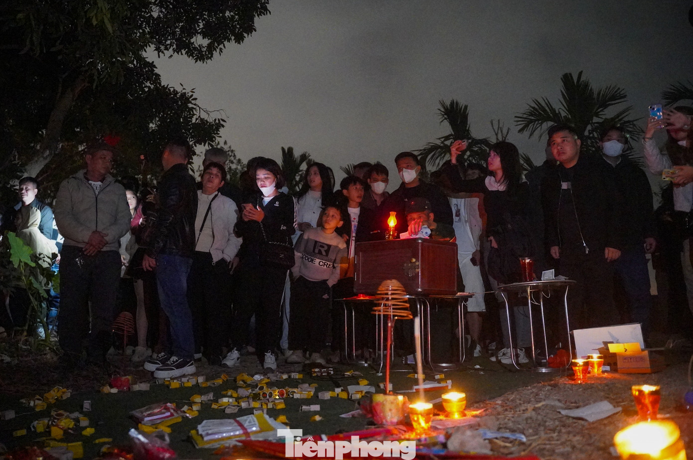 Người dân tin rằng, hòa lẫn trong dòng người đến phiên chợ đêm sẽ có cả hương hồn của ông cha, người thân hiện về tìm gặp lại mọi người. Đi chợ Âm Dương cũng là một hình thức để an ủi, động viên nhau xua tan đi nỗi buồn, thương nhớ người thân đã khuất.