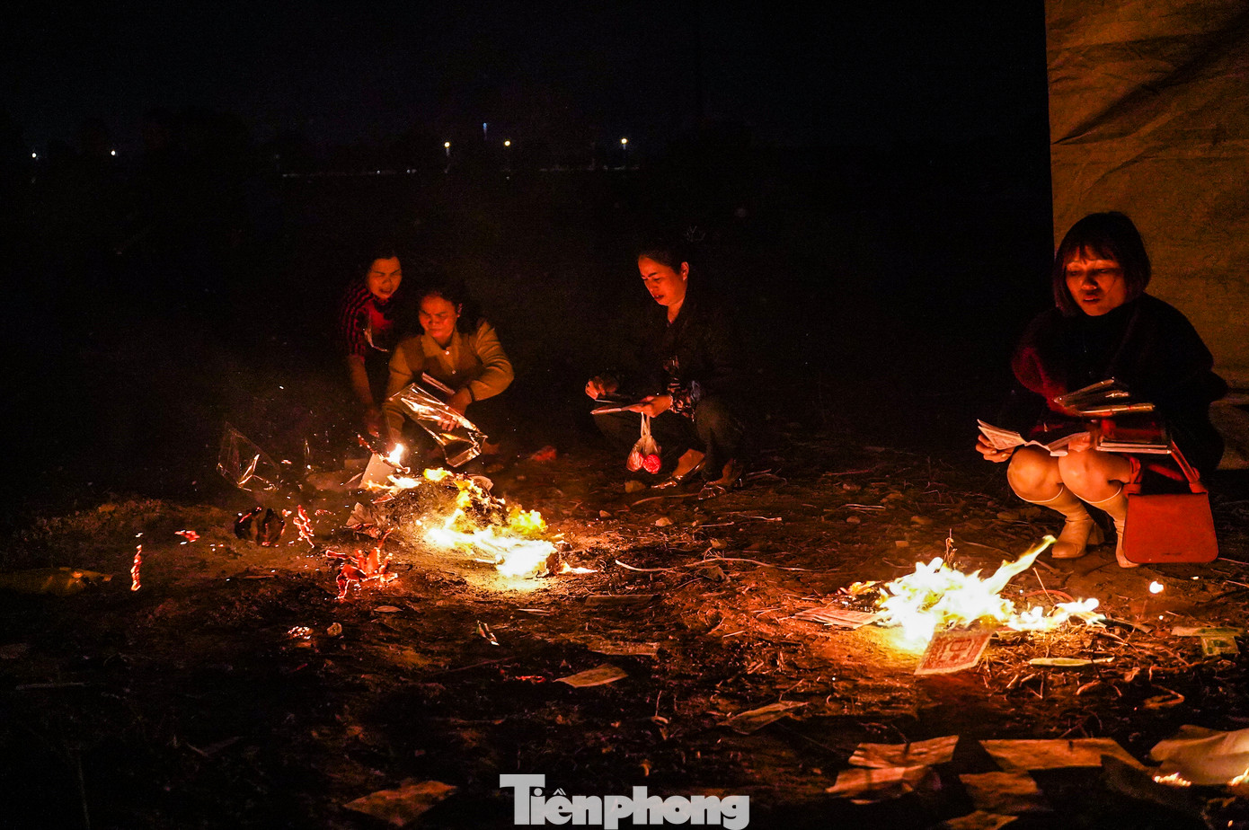 Do vậy, chợ họp giúp người sống và người đã mất có cơ hội gặp lại nhau.