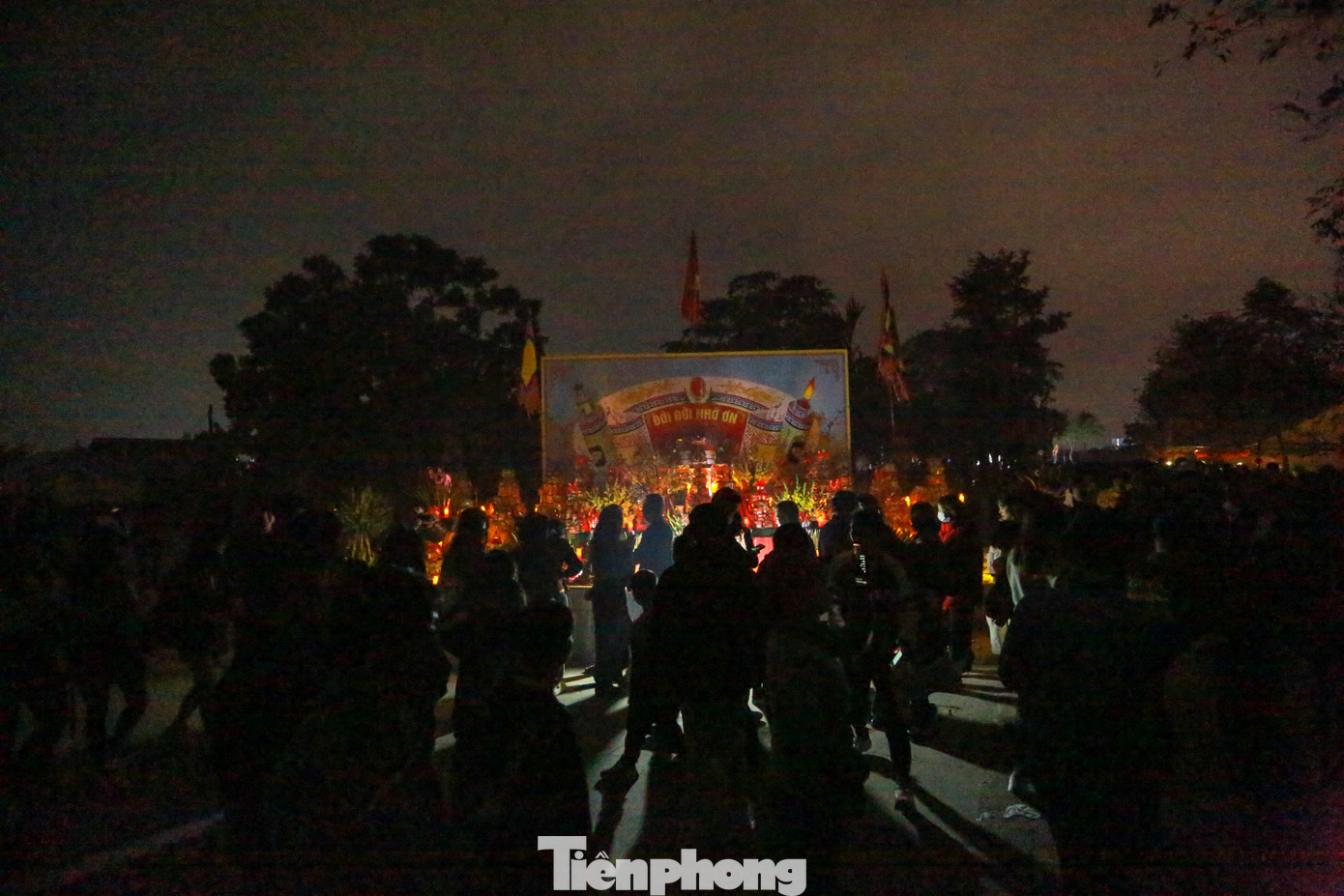 Tối ngày 1/2 (tức mùng 4 Tết Nguyên đán), từ khoảng 20 giờ đêm, nhiều gia đình hào hứng cùng nhau tới tham gia phiên chợ Âm Dương. Khu chợ nằm giữa đường nối từ đình làng Xuân Ổ sang đền Thượng, nằm ngay cạnh nghĩa trang ngoài cánh đồng.