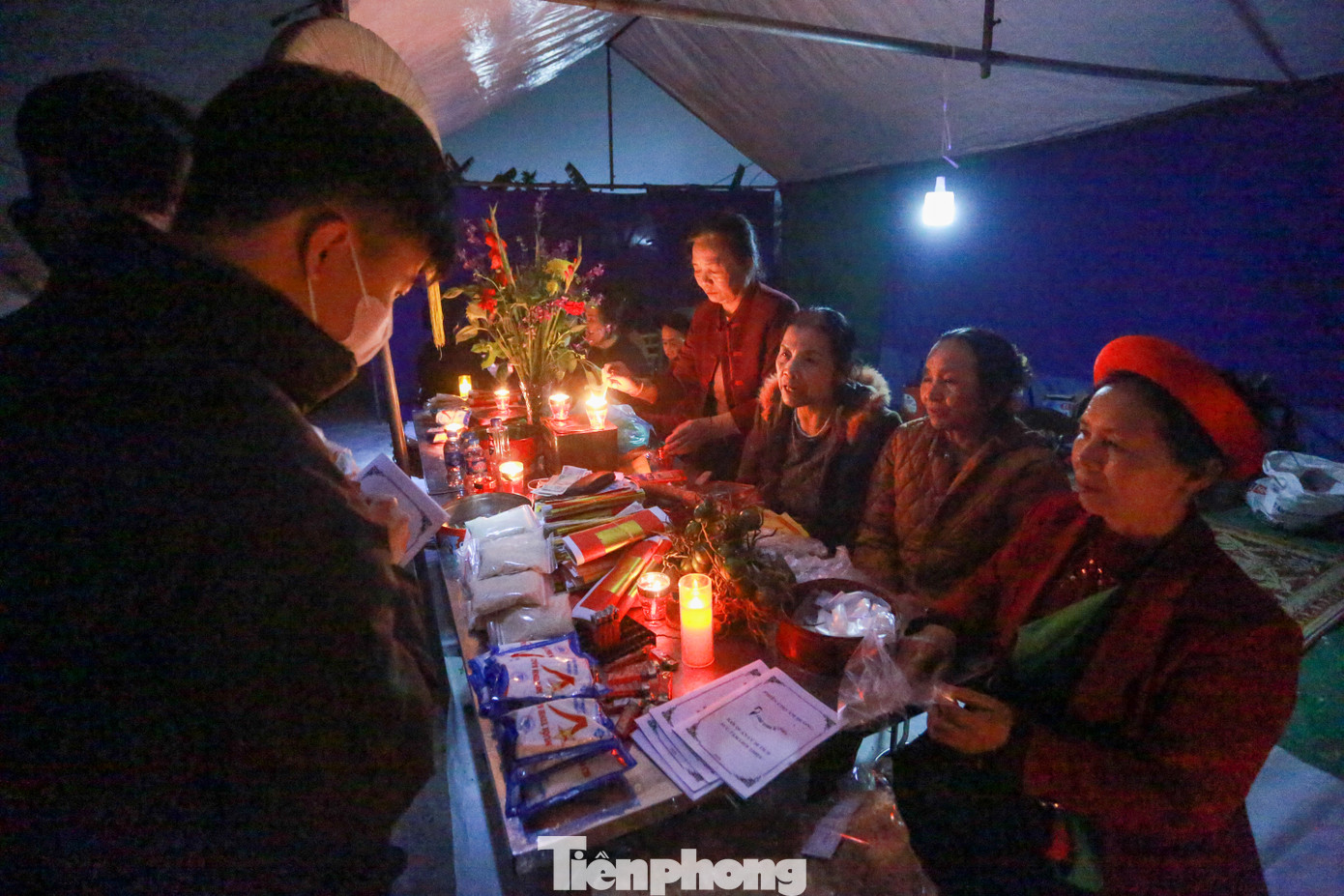 Người bán hàng tại chợ Âm dương thường bán tiền, vàng, gạo muối, lửa với ý nghĩa "mua may bán rủi".