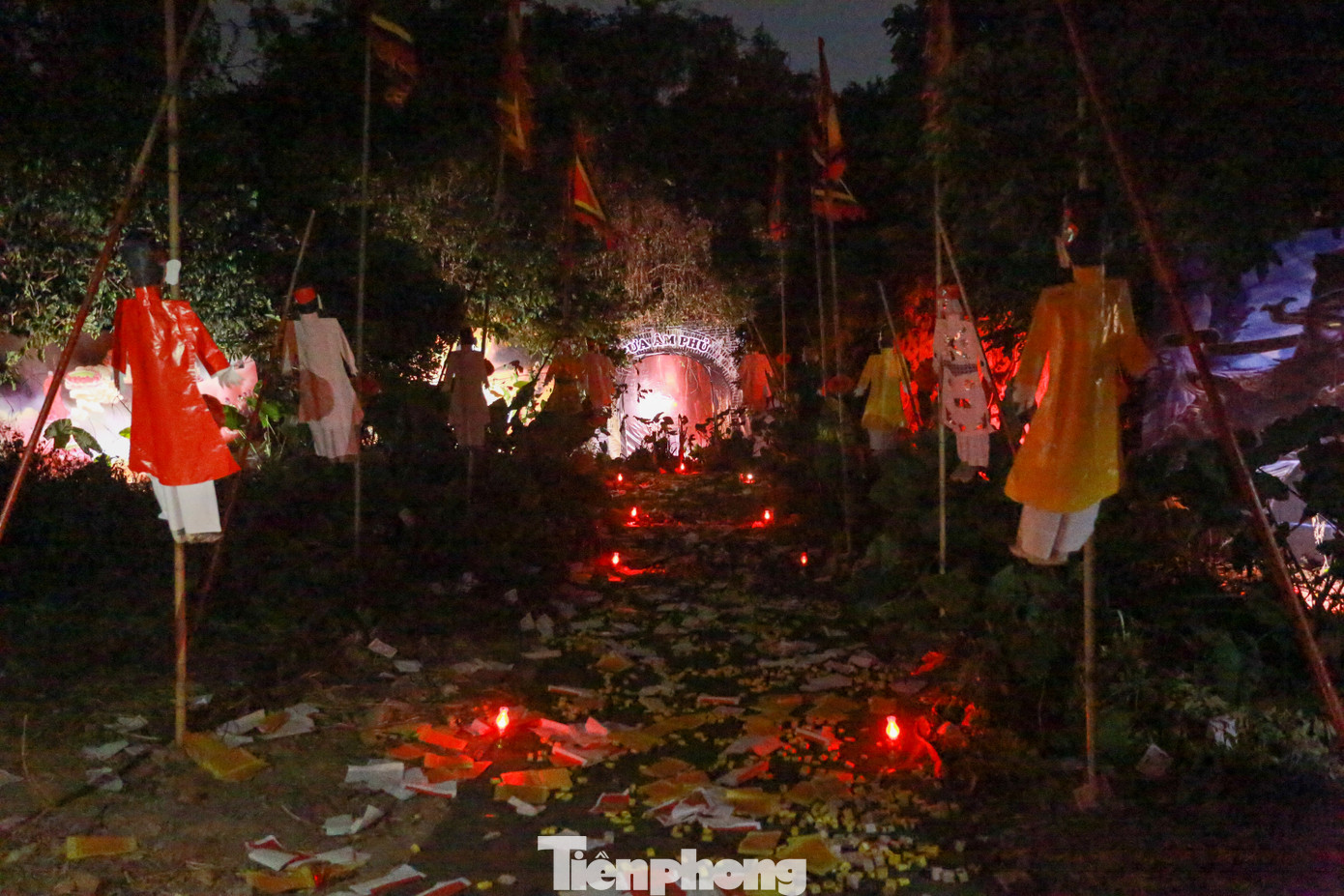 Không gian tái hiện lại "Đường vào cửa âm phủ" huyền bí tại chợ Âm Dương.