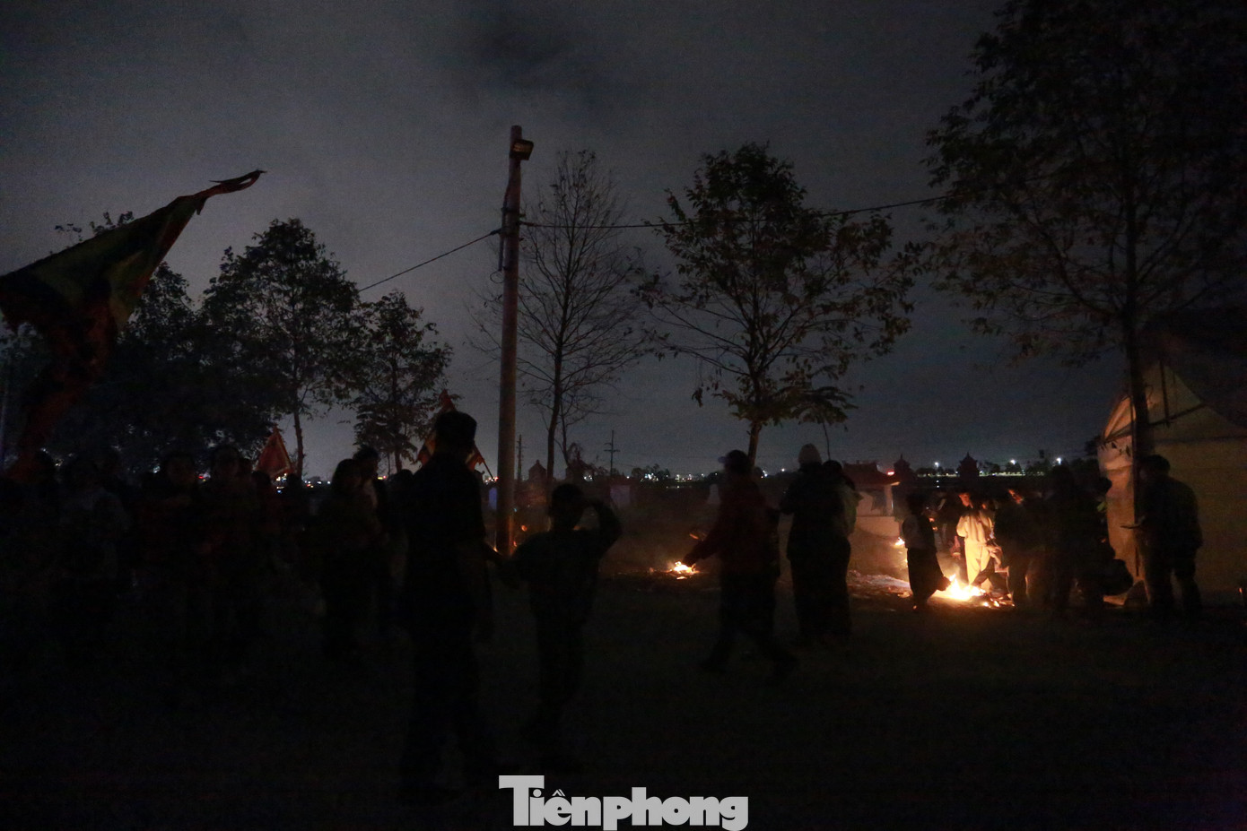 Đặc biệt, tại chợ chỉ thắp đèn dầu hoặc nến nên khu chợ tối đen như mực, nhiều người phải chen chúc nhau, lần mò đường để di chuyển.