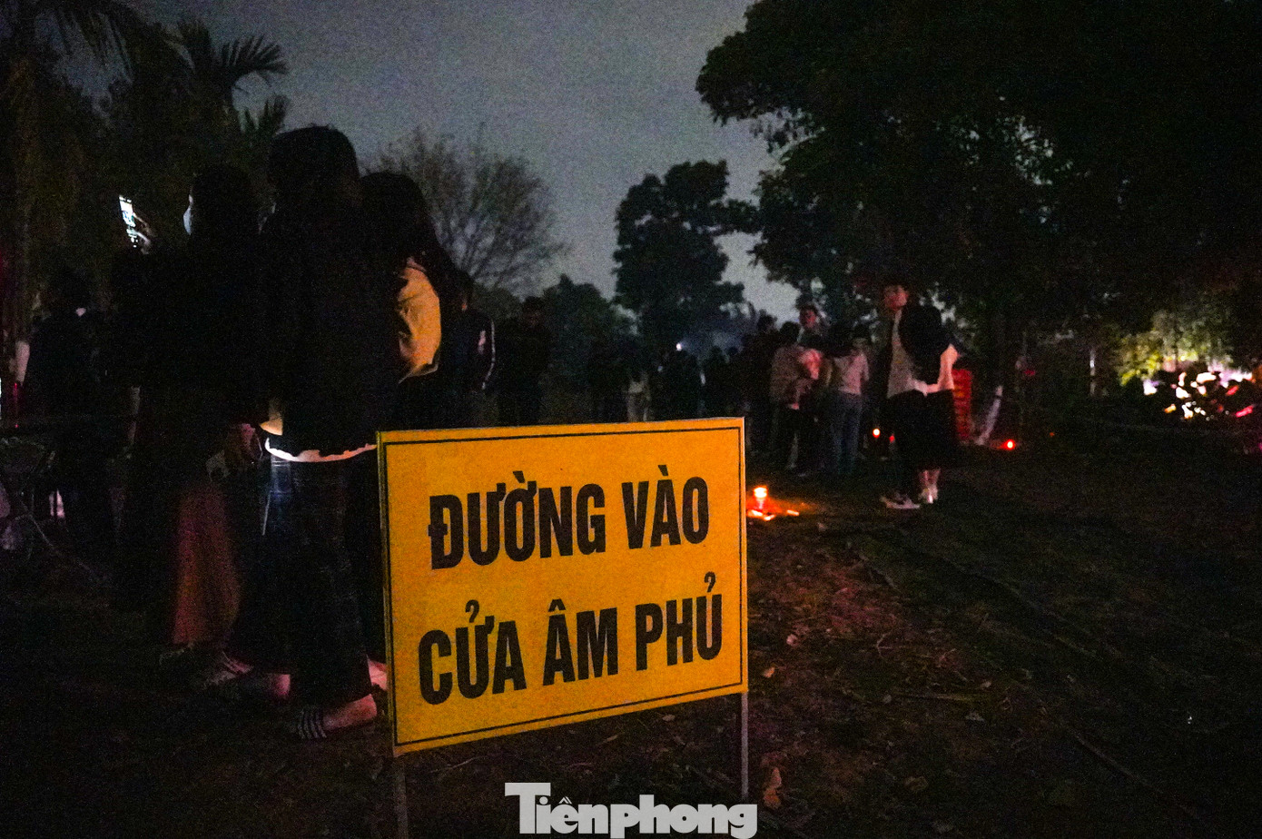 Theo dân gian ghi lại ở làng, đêm mùng 4 rạng sáng mùng 5 Tết là lúc âm dương giao hòa, là thời điểm trao đổi giữa người và ma, giữa cõi âm và dương gian.