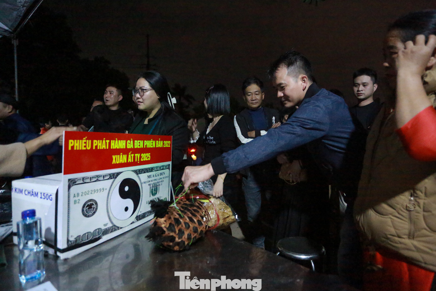 Hoạt động thu hút đông đảo người dân tìm tới và tạo nên điểm nhấn của phiên chợ đêm Âm Dương là cảnh buôn bán gà đen.