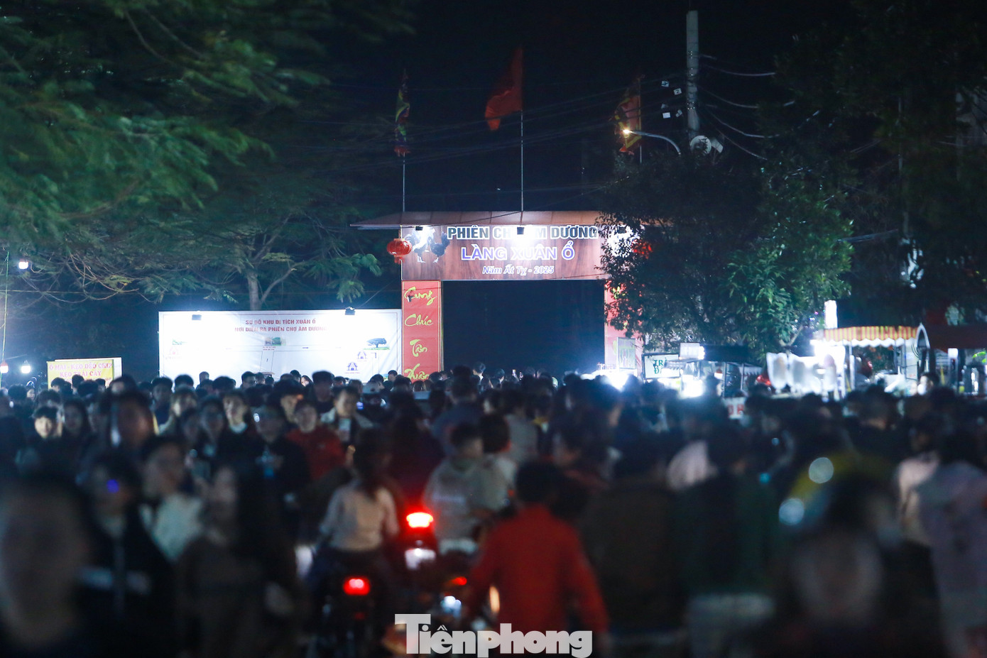 Mỗi năm, vào đêm mùng 4 rạng sáng mùng 5 Tết Nguyên đán, chợ Âm Dương lại họp một lần ở làng Ó (nay là làng Xuân Ổ, phường Võ Cường, thành phố Bắc Ninh).