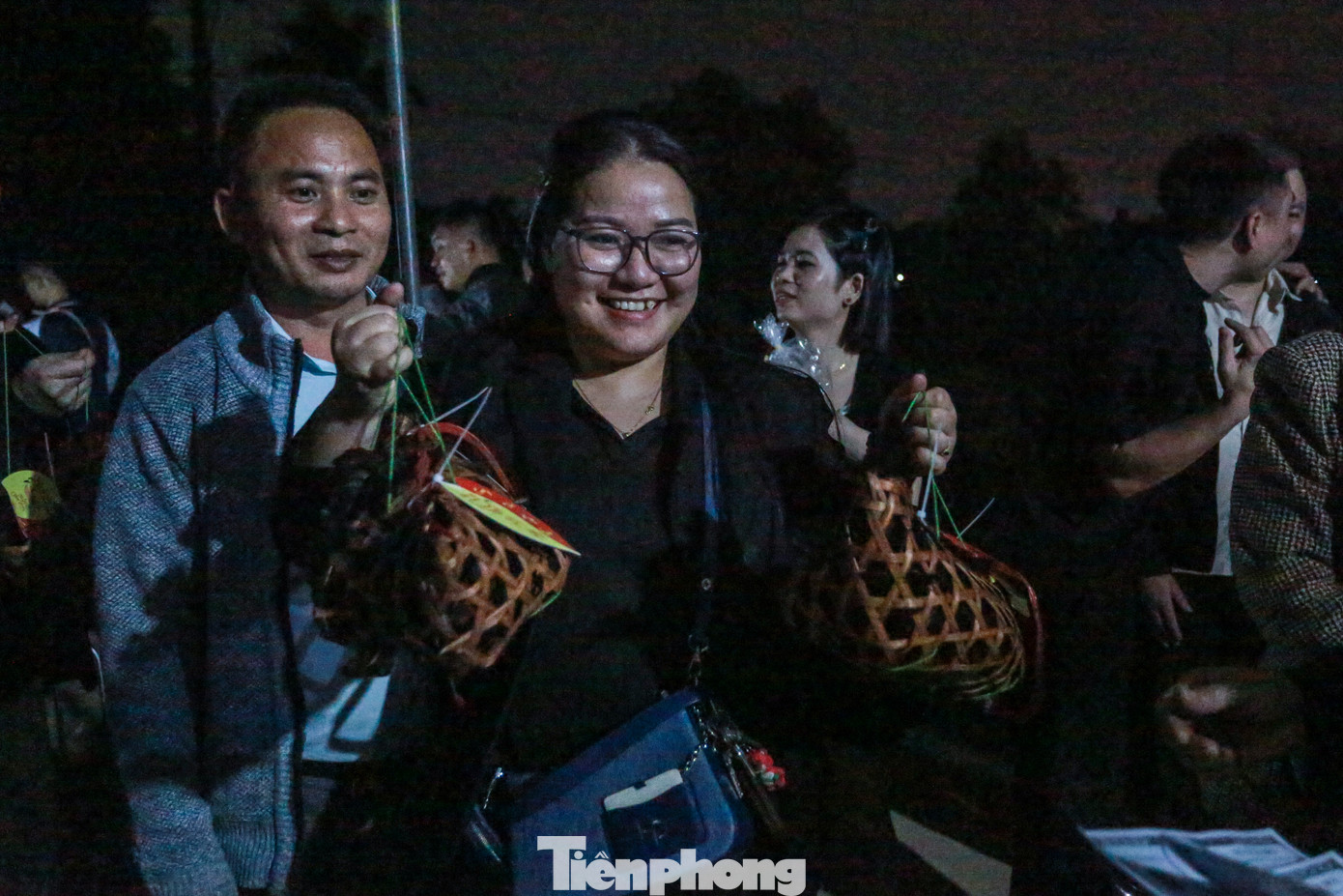 Chị Nguyễn Thị Tuyết Thương (quê Cần Thơ) đang làm việc ở Bắc Ninh cho biết: "Tôi đã nghe về chợ Âm Dương rất lâu rồi nhưng hôm nay mới có cơ hội đến. Tôi mua cho mình 2 chú gà đen để xua đi vận xui năm cũ, mong năm mới nhiều điều may mắn".