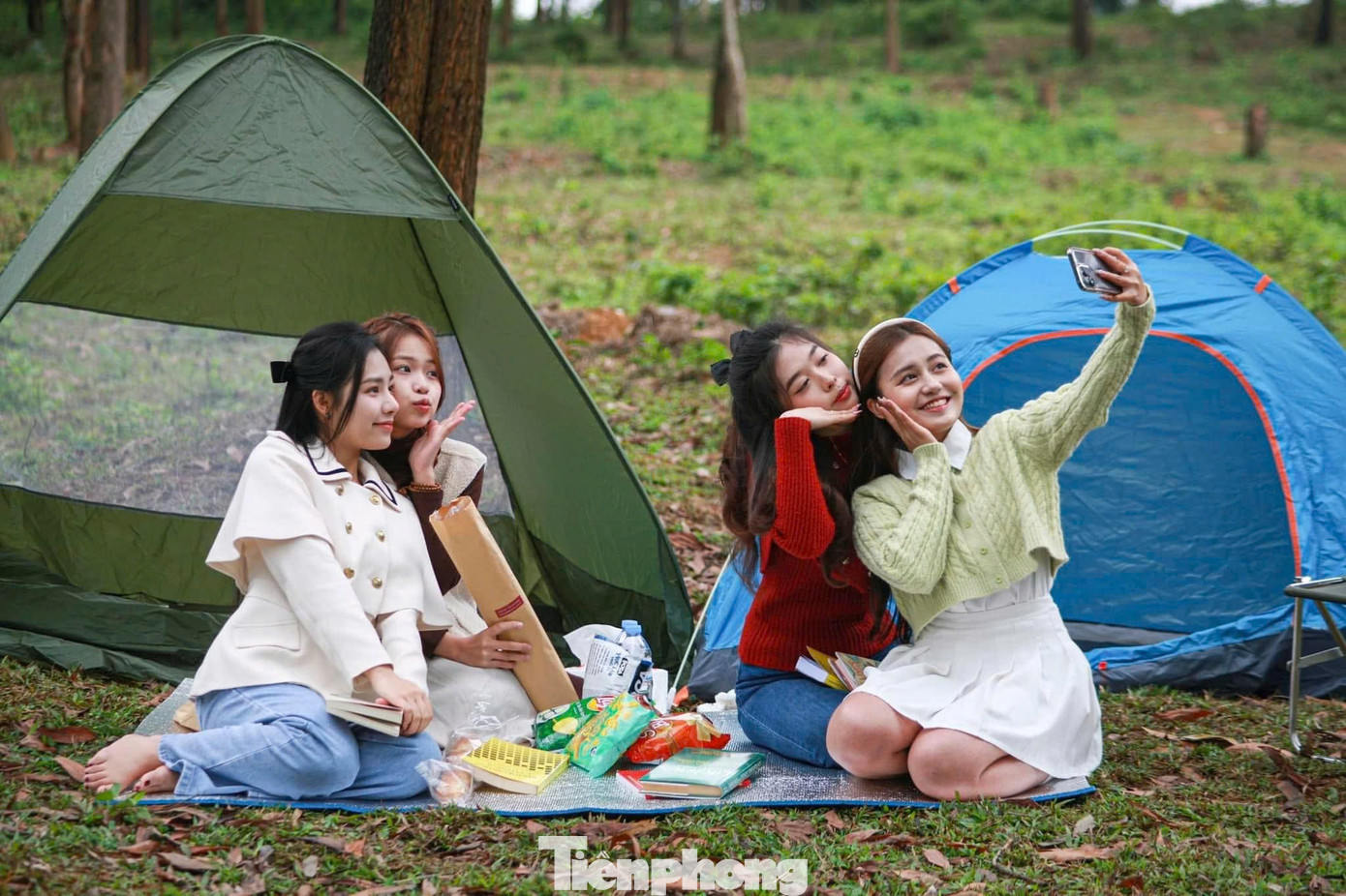 Tại khu vực Công viên Yên Sở, nhiều bạn trẻ chọn đến đây cắm trại để "chữa lành". "Tôi cảm thấy mọi thứ thật nhộn nhịp, và vào cuối tuần, tôi muốn tìm một nơi để cân bằng lại cảm xúc, trò chuyện và thưởng thức đồ ăn cùng bạn bè", bạn Hoàng Hồng Hạnh cho biết.
