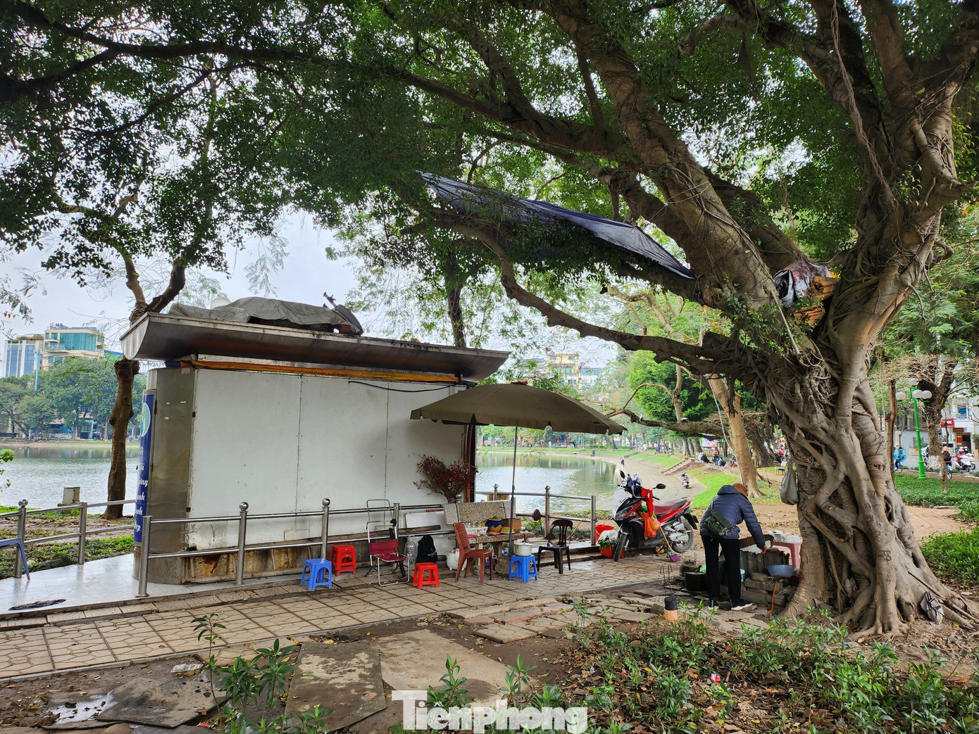 Không gian chung bị người dân chiếm dụng làm hàng quán trà đá, cà phê.