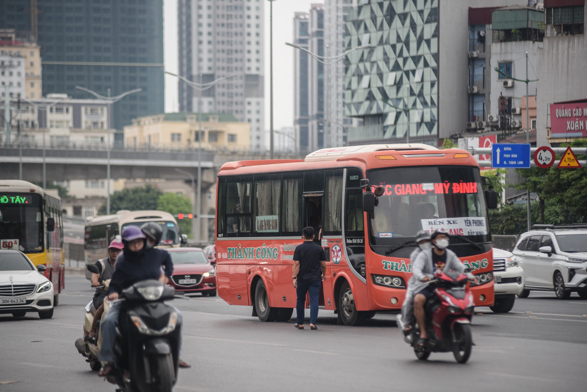 Nhiều nhà xe, chủ phương tiện đã bị lực lượng chức năng Hà Nội xử lý lỗi đón, trả khách trên cao tốc, chuyển khách dọc đường. Tuy nhiên, khi thiếu sự tuần tra của cảnh sát giao thông, tình trạng trên lại diễn ra, nhất là vào các ngày lễ, Tết. Nhiều nhà xe, chủ phương tiện đã bị lực lượng chức năng Hà Nội xử lý lỗi đón, trả khách trên cao tốc, chuyển khách dọc đường. Tuy nhiên, khi thiếu sự tuần tra của cảnh sát giao thông, tình trạng trên lại diễn ra, nhất là vào các ngày lễ, Tết.