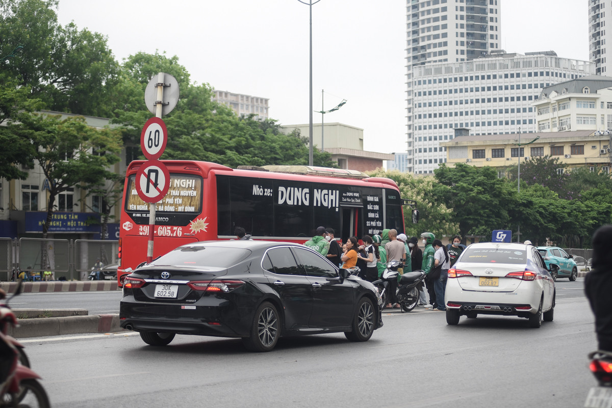 Tại lối đi xuống Vành đai 3 (đoạn gần cầu Mai Dịch) tình trạng xe trả khách giữa đường cũng diễn ra rất nhộn nhịp. Tại lối đi xuống Vành đai 3 (đoạn gần cầu Mai Dịch) tình trạng xe trả khách giữa đường cũng diễn ra rất nhộn nhịp.