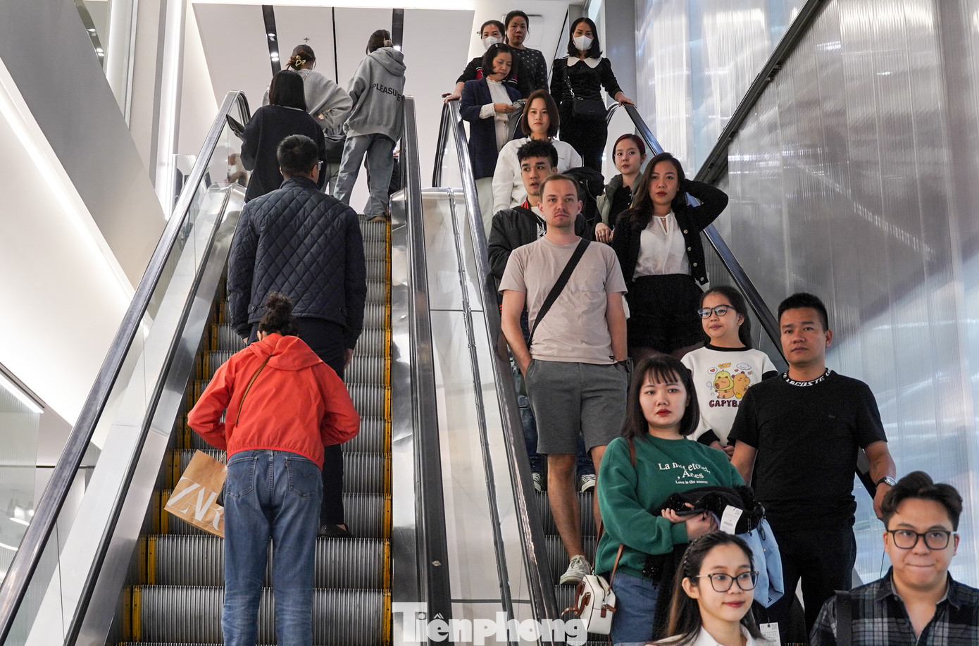 Không khí nhộn nhịp trong trung tâm thương mại trong ngày Black Friday.