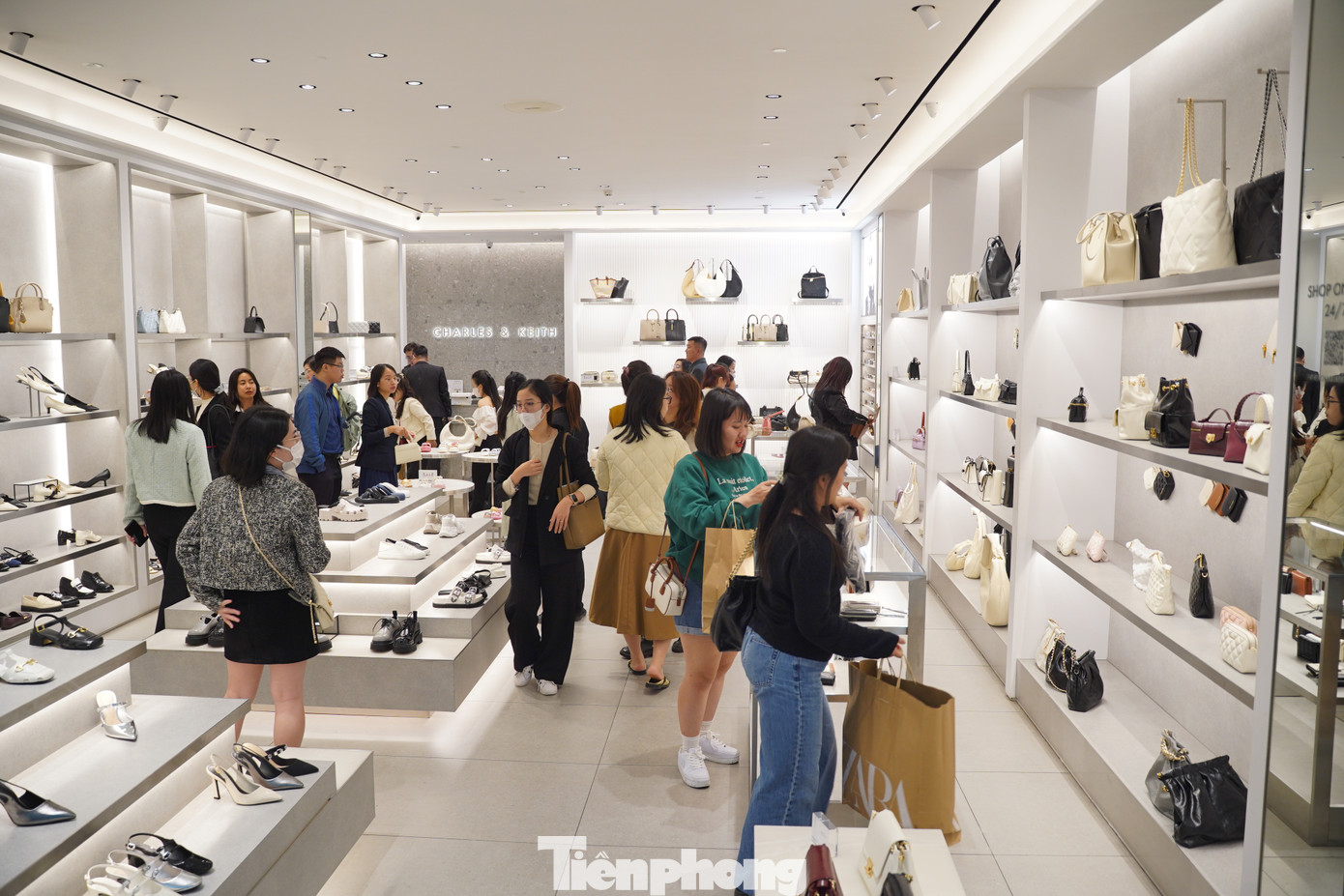 Đồ hiệu như túi xách, ví da, giày... vơi dần trên các kệ hàng.