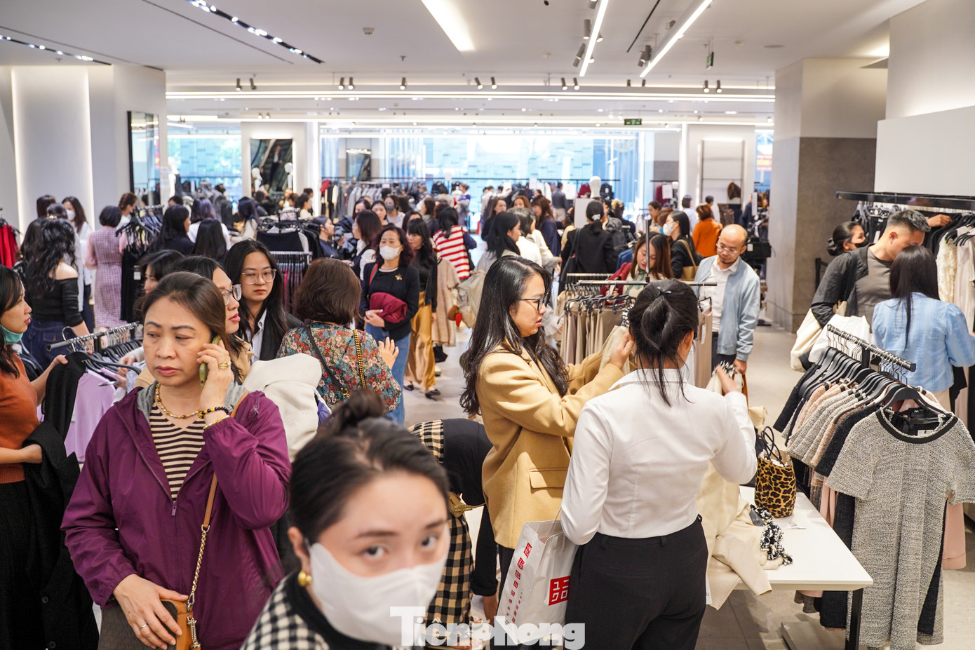 Trưa 29/11, hàng nghìn người đã đến một trung tâm thương mại trên phố Bà Triệu để săn sale từ các thương hiệu lớn thế giới nhân dịp Black Friday.