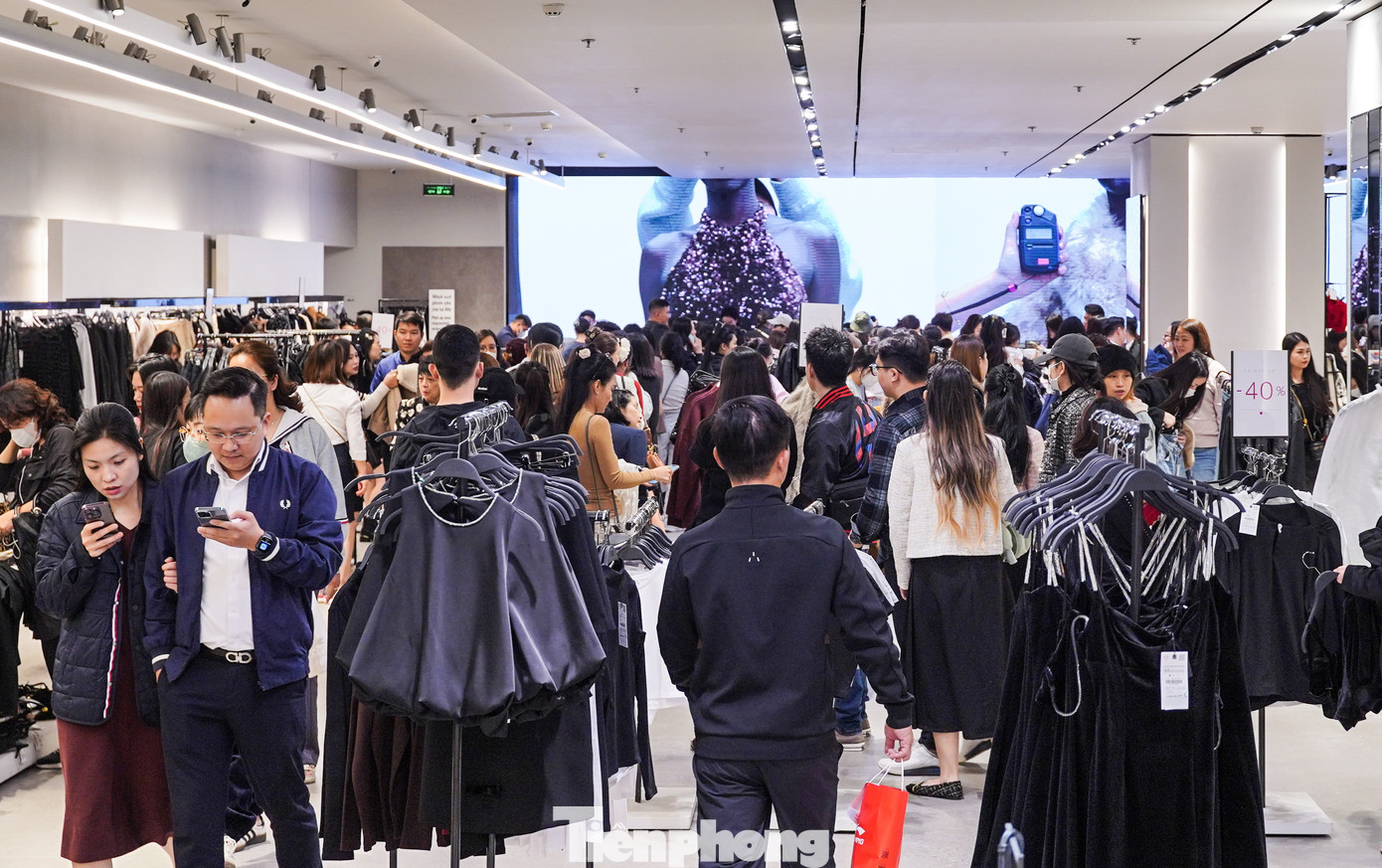 Tuần mua sắm Black Friday năm nay trùng với đợt không khí lạnh ở Hà Nội và các tỉnh miền Bắc nên mặt hàng thời trang được tiêu thụ mạnh.