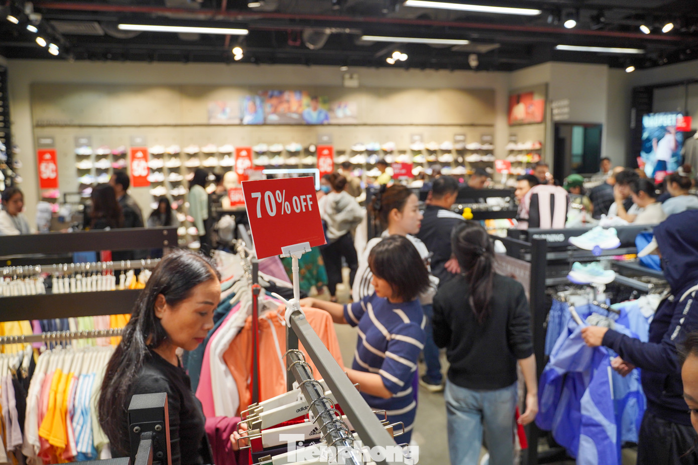 Các gian hàng đang có chương trình "xả hàng" treo biển khuyến mãi tới 70%.
