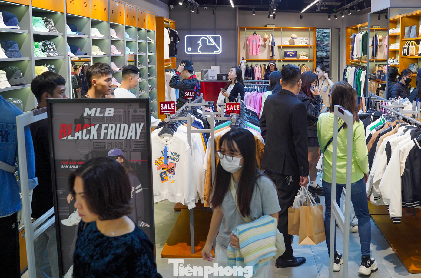 Đồ hiệu như túi xách, ví da, giày... vơi dần trên các kệ hàng.