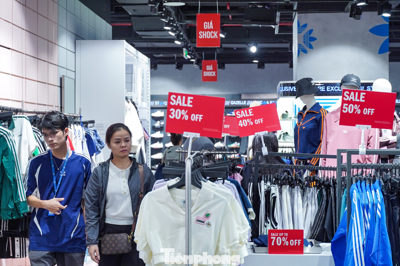 Các gian hàng chuyên bán đồ hiệu rất đông giới trẻ đến xem và mua sắm.