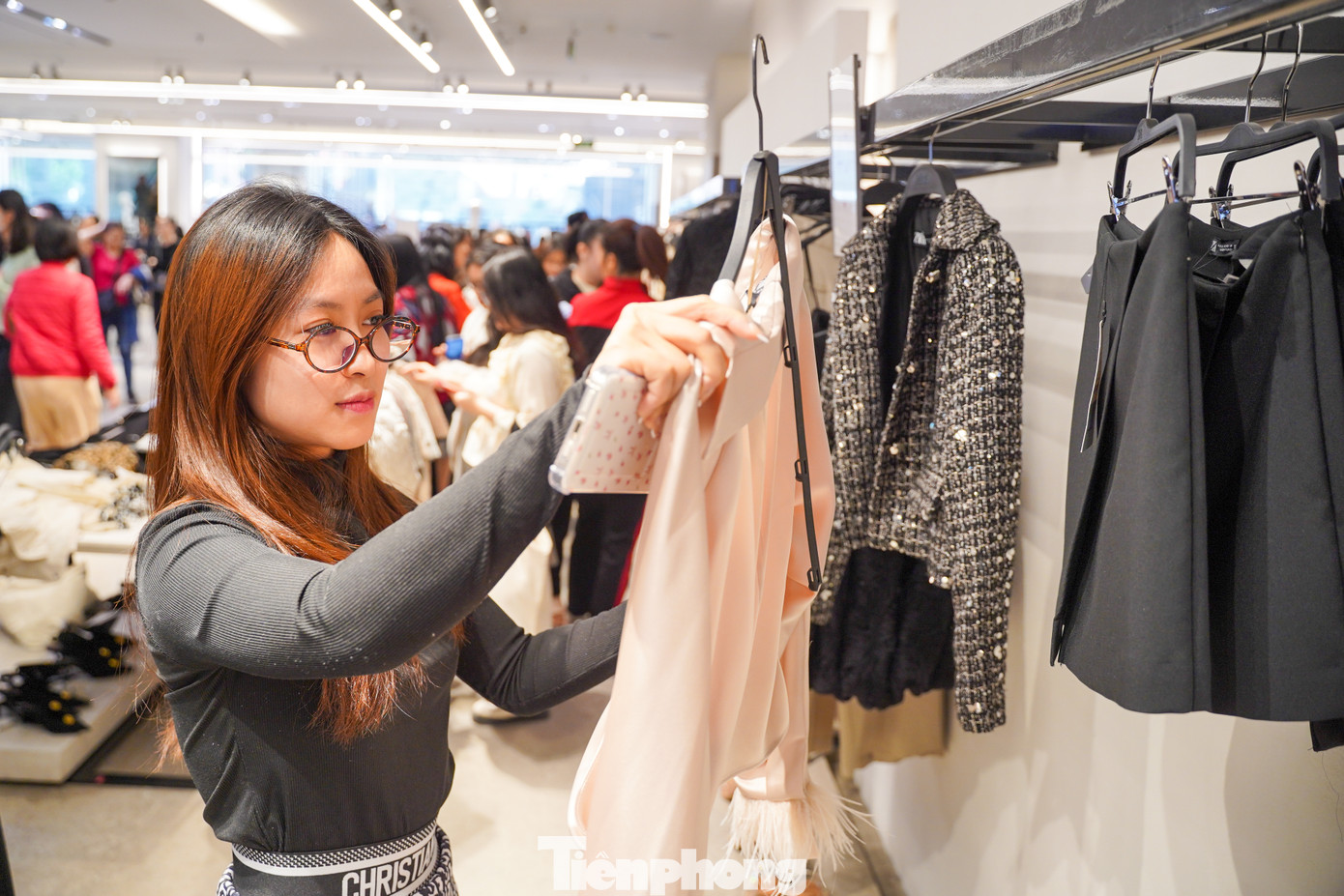 Bạn Vân Anh (quận Tây Hồ) cho biết: "Tranh thủ nghỉ trưa nên mình đến đây mua hàng, hôm nay theo mình thấy giá các hàng cũng giảm đáng kể. Mình tìm mua quần áo ấm cho mùa đông năm nay".