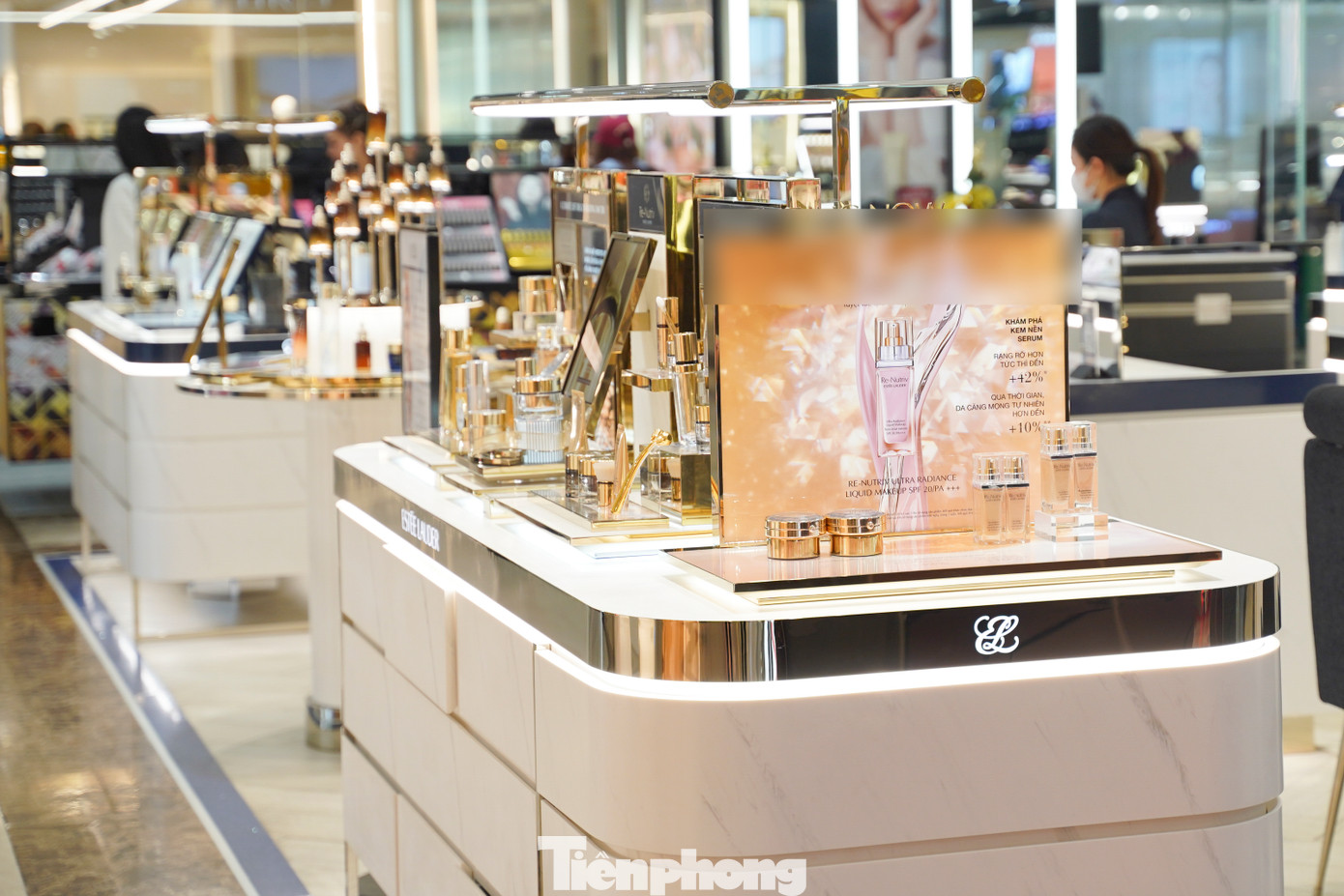 Tại các khu vực bán mỹ phẩm thương hiệu do không có biển giảm giá nên vắng bóng người qua lại.