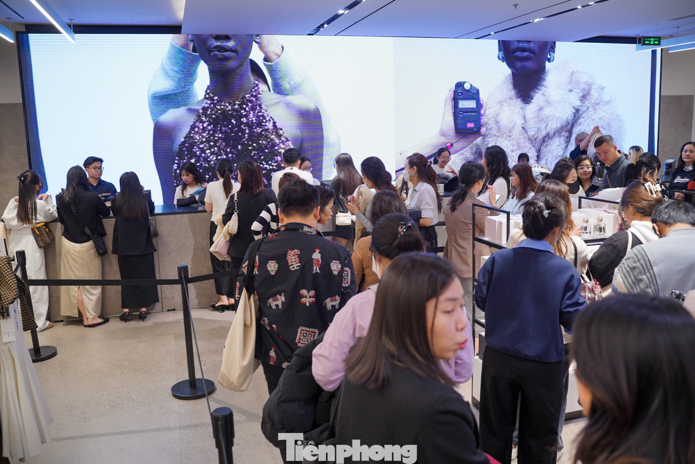 Hàng dài người 'rồng rắn' xếp hàng chờ thanh toán.