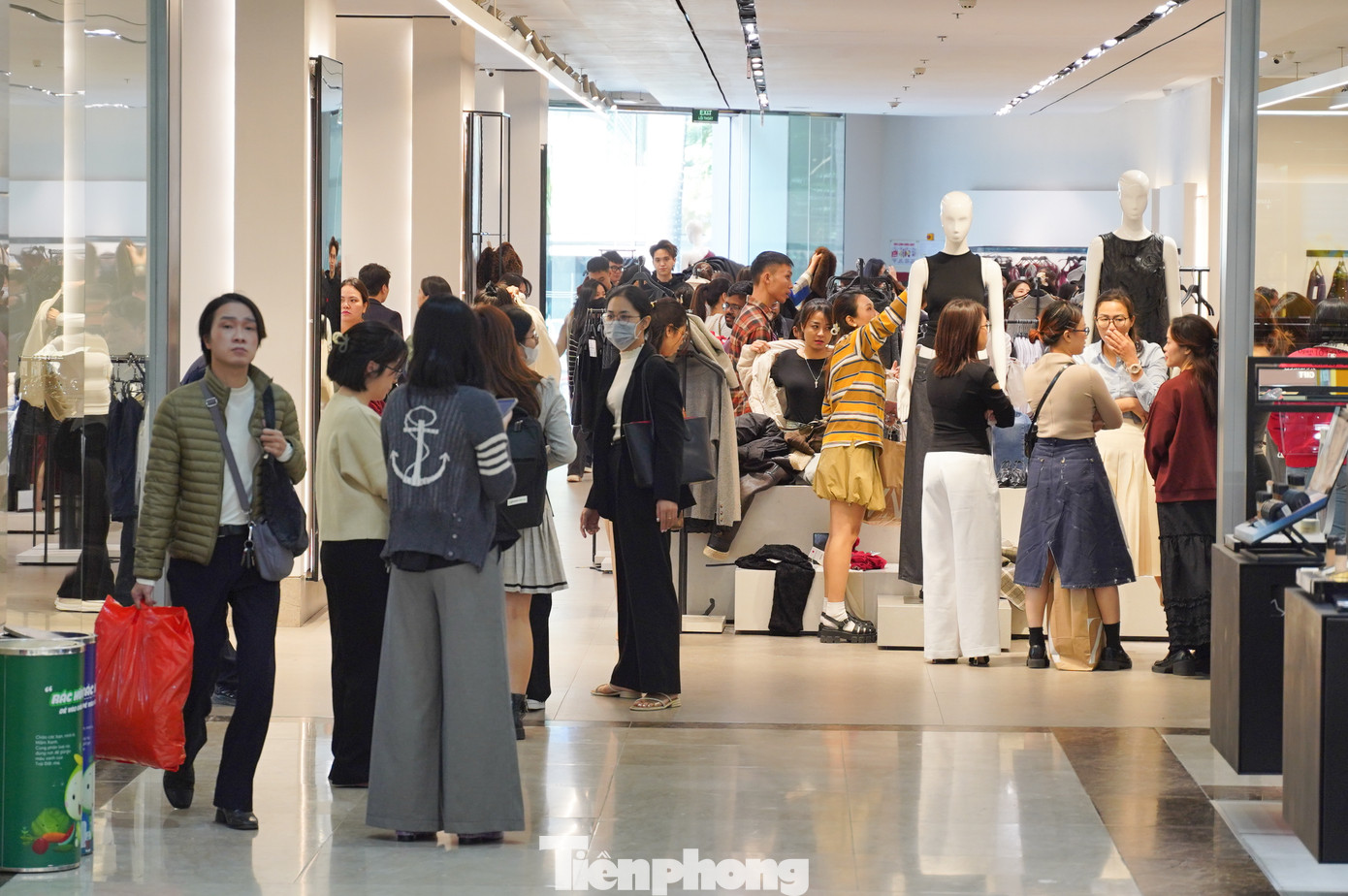 Các gian hàng chuyên bán đồ hiệu rất đông giới trẻ đến xem và mua sắm.