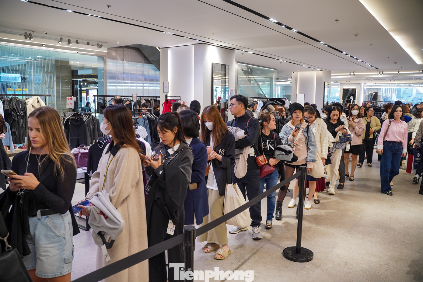 Hàng dài người 'rồng rắn' xếp hàng chờ thanh toán.