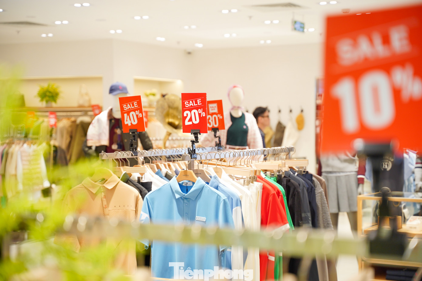 Do hàng hóa có giá trị cao nên mức khuyến mãi chỉ từ 20-40%.