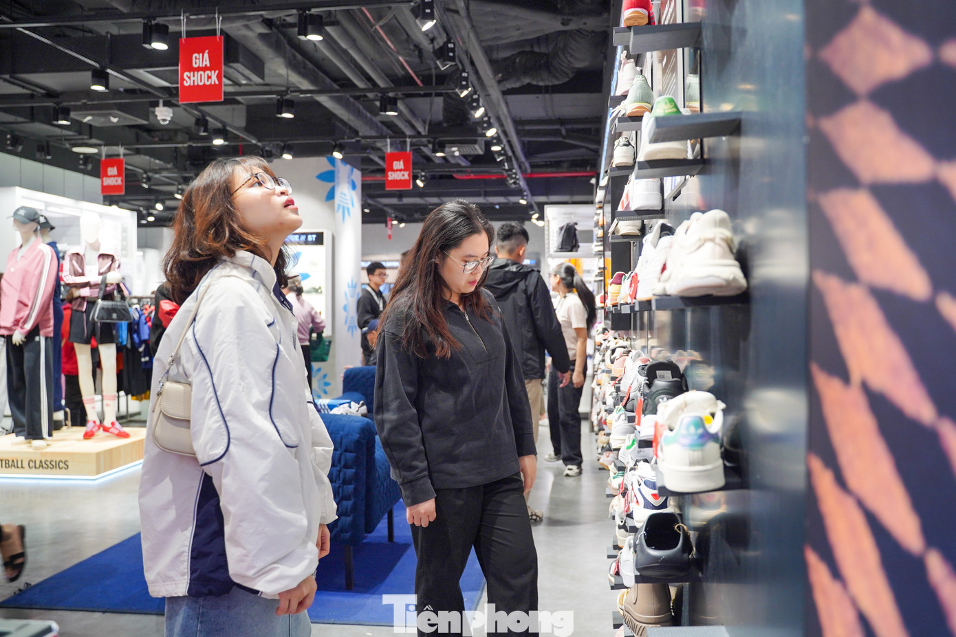 Đồ hiệu như túi xách, ví da, giày... vơi dần trên các kệ hàng.