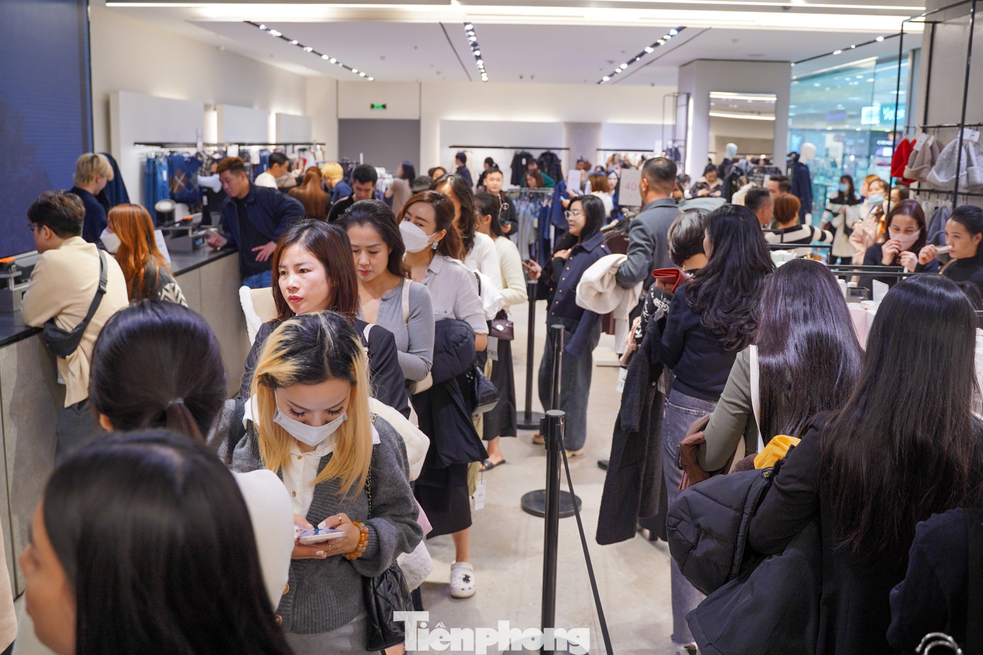 Hàng dài người 'rồng rắn' xếp hàng chờ thanh toán.