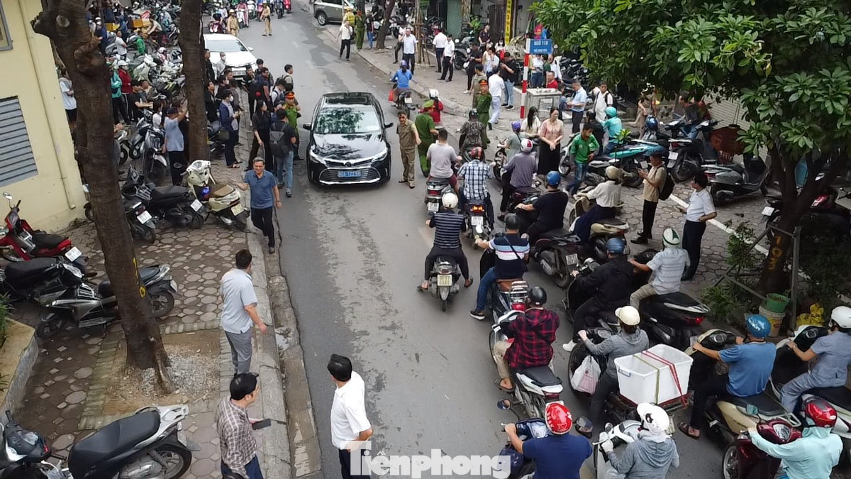 Phía bên ngoài ngõ