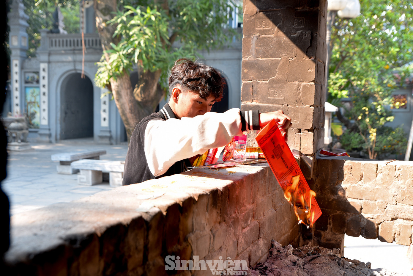 Khu vực đốt vàng mã, giấy tiền tại chùa Hà luôn đỏ lửa.
