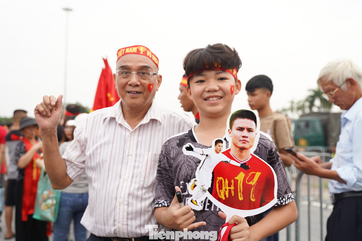 Em Nguyễn Việt Khôi cùng ông đi từ Bát Tràng xuống SĐV Mỹ Đình xem trận đấu hôm nay. Khôi chia sẻ: &quot;Em tin tưởng tối nay, anh Quang Hải sẽ ghi bàn và HLV mới sẽ có một chiến thắng để lấy lại tinh thần cho tuyển Việt Nam. Việt Nam chiến thắng!&quot;.