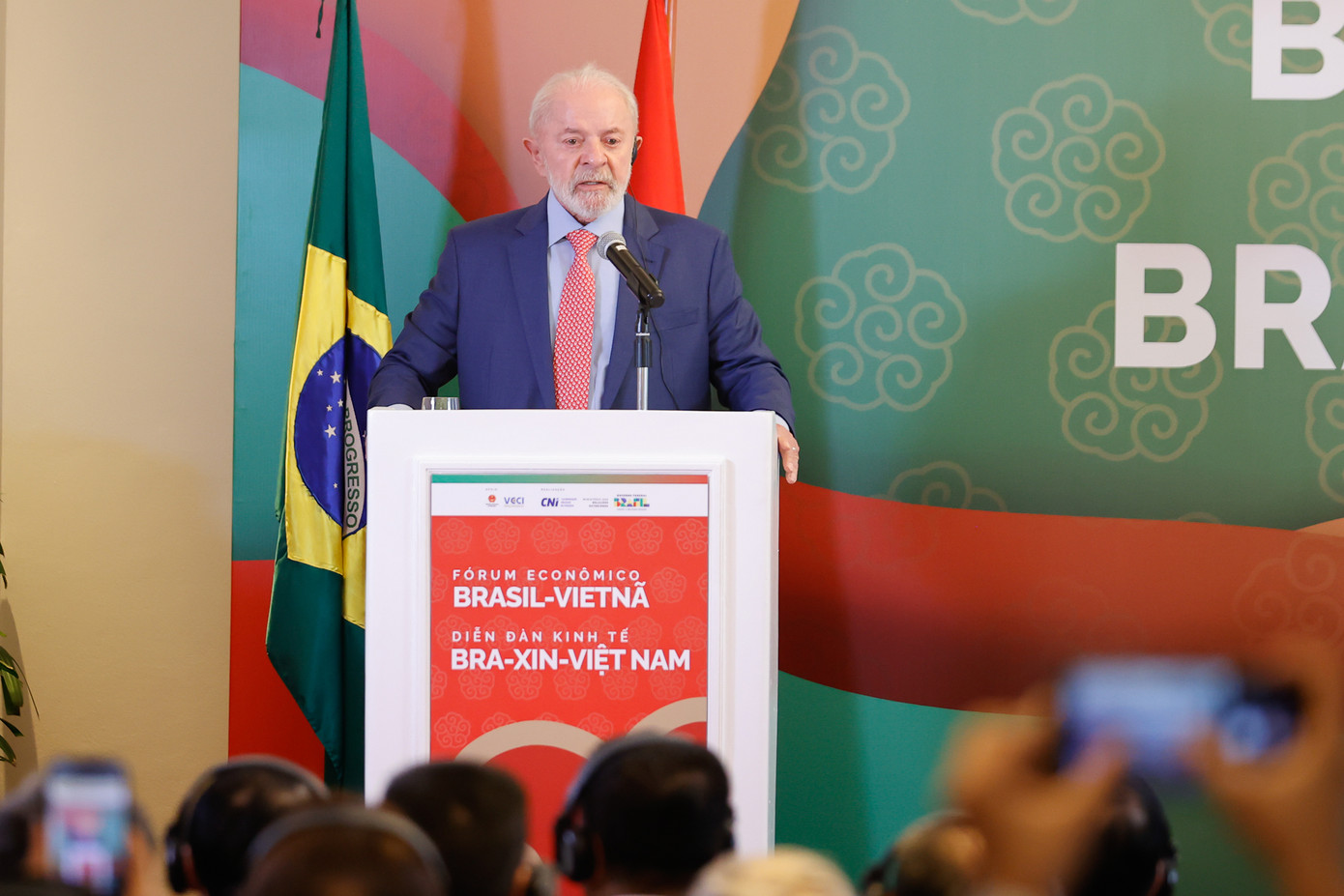Tổng thống Brazil Lula da Silva cho rằng, Việt Nam và Brazil tuy xa nhau về khoảng cách địa lý nhưng rất gần gũi. Ảnh: VGP/Nhật Bắc.