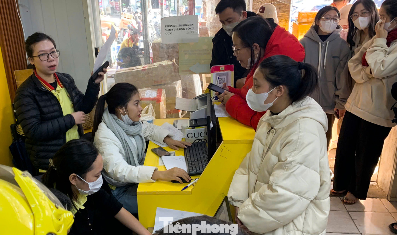 Phần lớn hành khách đến đây mua vé là những người có nhu cầu về quê tại các tỉnh miền Trung như Nghệ An, Hà Tĩnh...