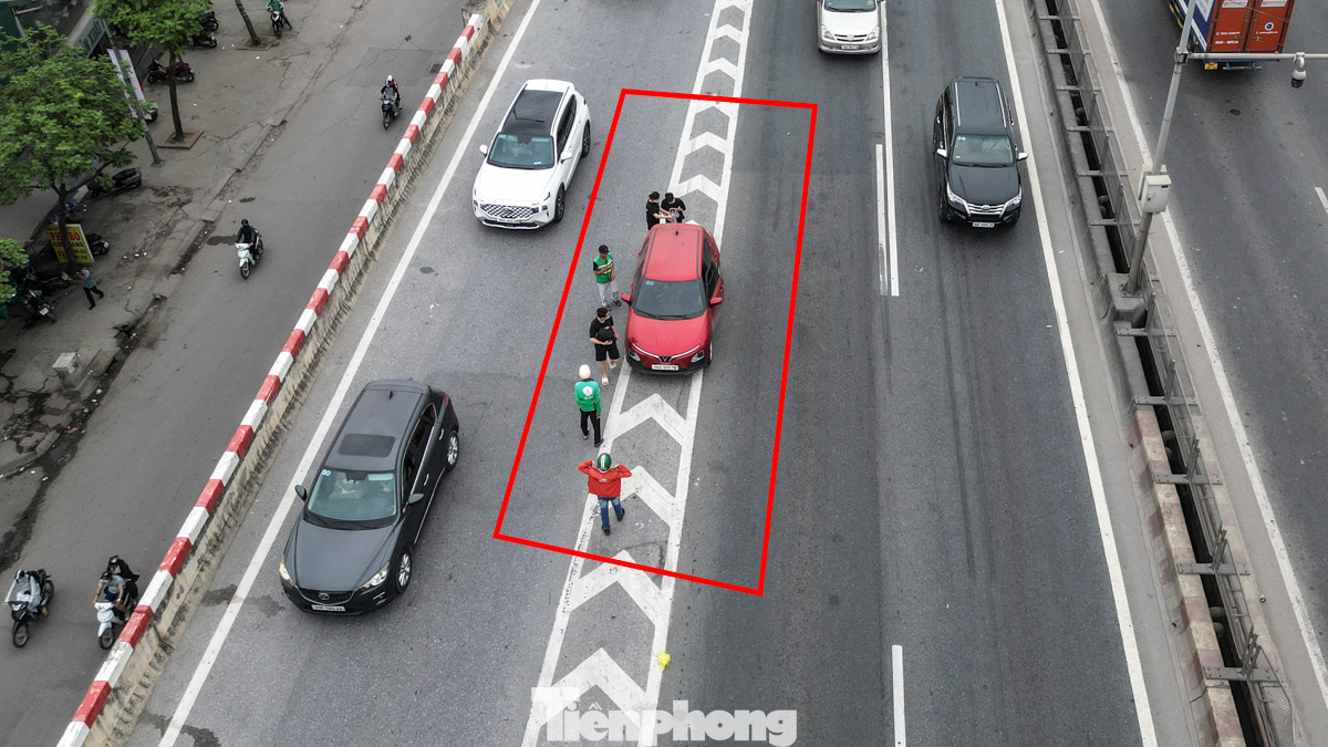 Không ít tài xế xe máy đi lên Vành đai 3 để chèo kéo khách sử dụng dịch vụ. Không ít tài xế xe máy đi lên Vành đai 3 để chèo kéo khách sử dụng dịch vụ.