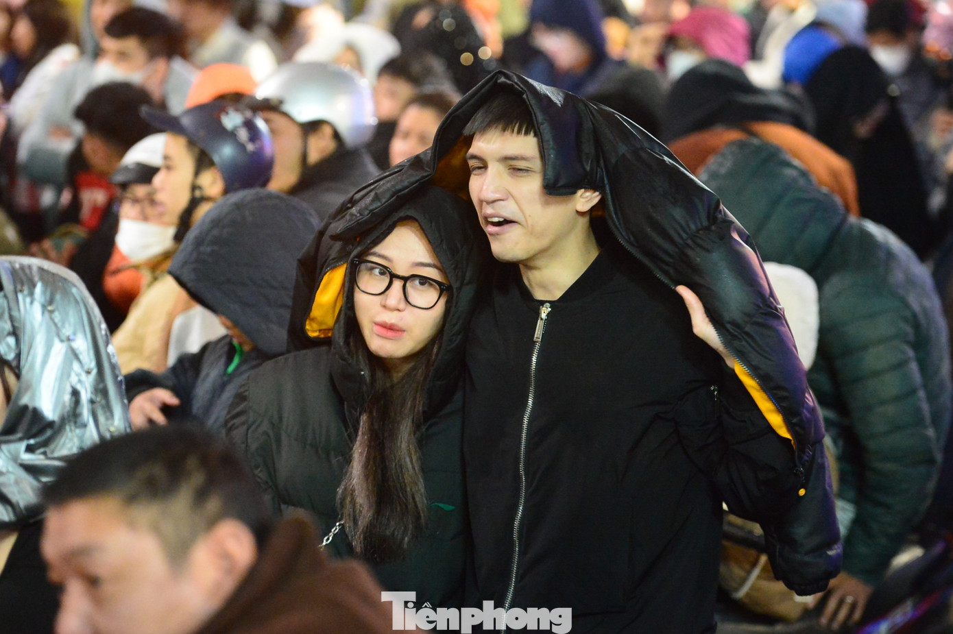 Dù mưa kèm lạnh nhưng nhiều người vẫn cố chờ màn trình diễn. Dù mưa kèm lạnh nhưng nhiều người vẫn cố chờ màn trình diễn.