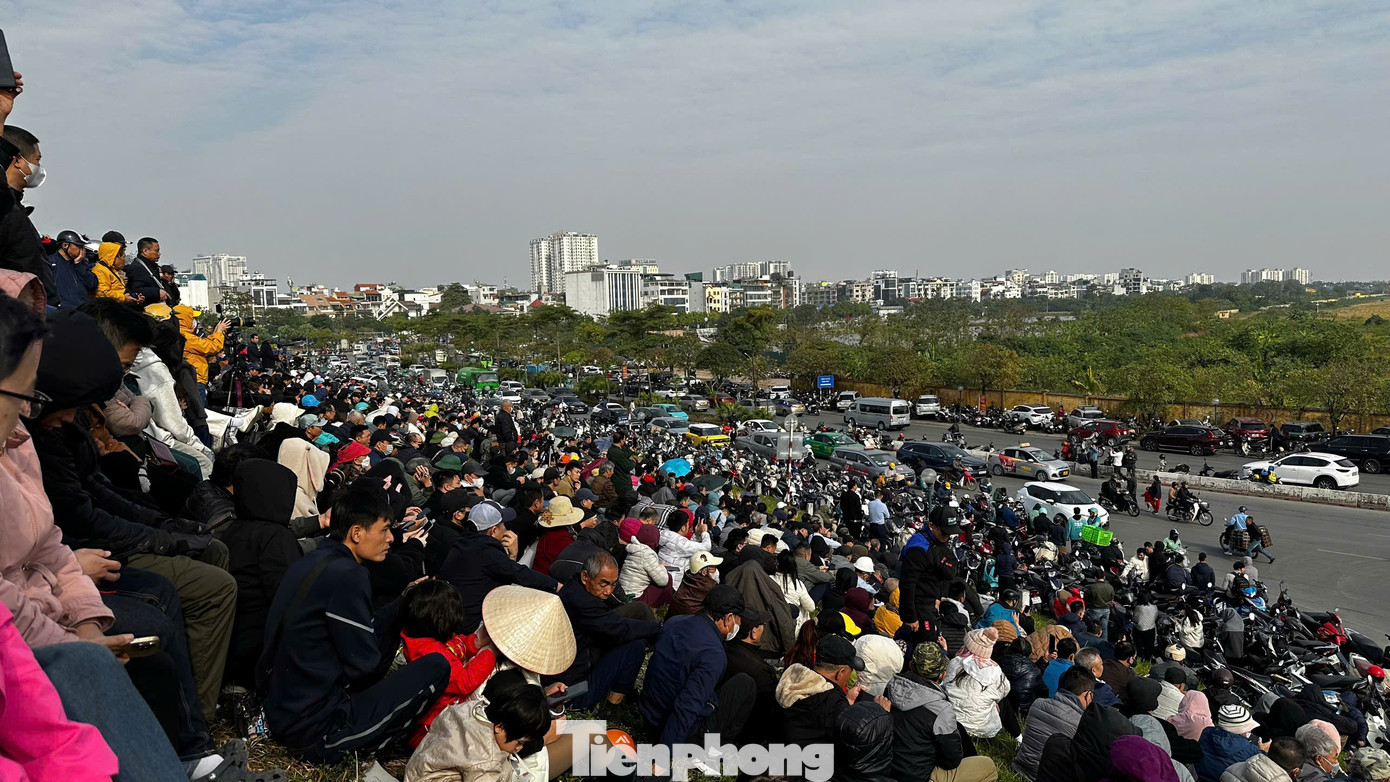 Trên tuyến đường đê Long Biên, đối diện đường băng sân bay Gia Lâm, hàng nghìn người dân dõi theo màn trình diễn của các biên đội bay. Theo kế hoạch của ban tổ chức, người dân có thể tham quan triển lãm từ 9h ngày 21/12.