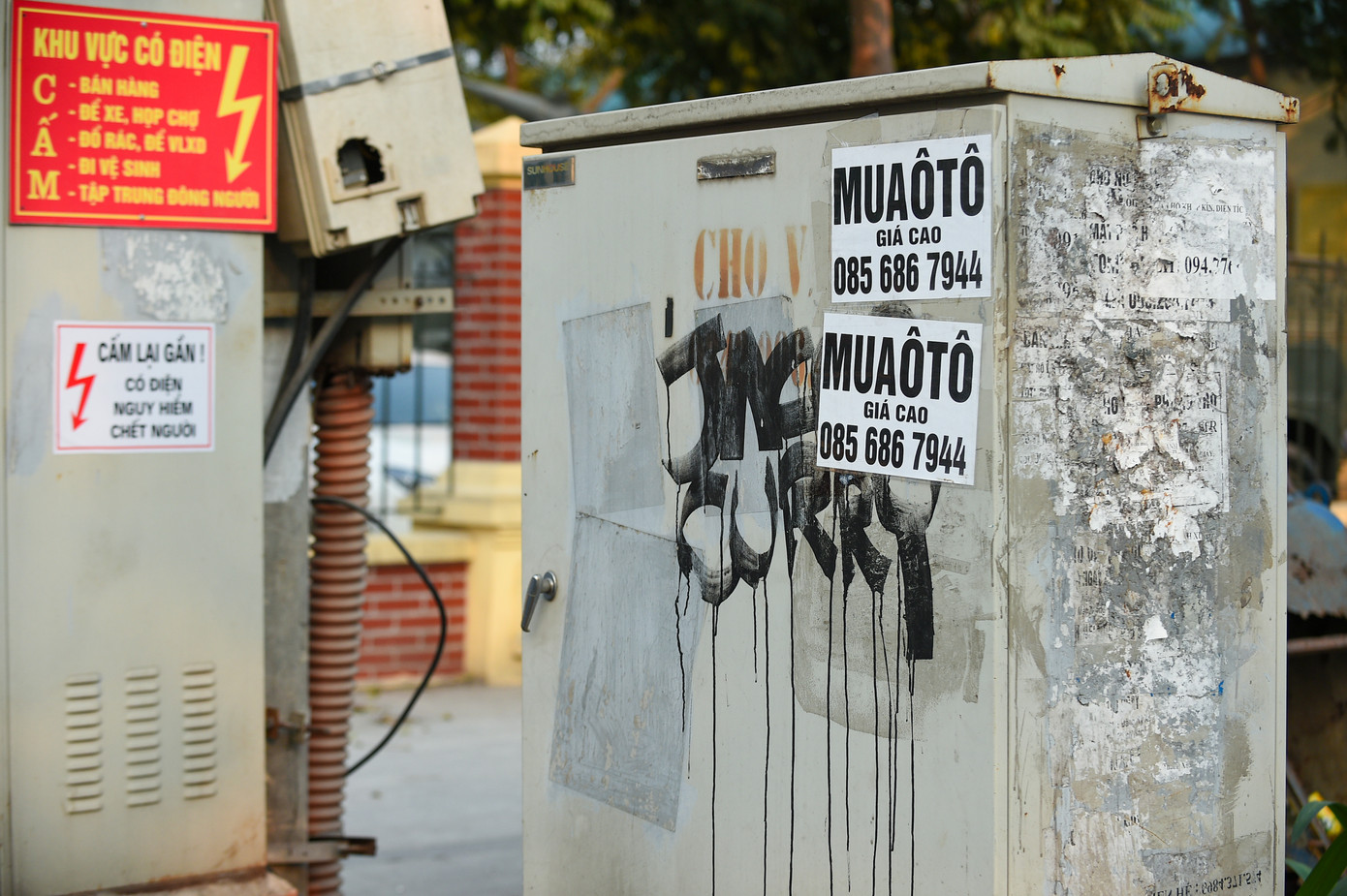 Hình ảnh ghi nhận trên phố Lê Trọng Tấn (quận Thanh Xuân). Các tờ rơi đa phần là quảng cáo mua bán, sửa chữa, cho vay tiền không cần thế chấp. Điều này khiến cho những người trẻ quan tâm và bị thu hút bởi những lời hứa từ quảng cáo, dẫn đến các vụ lừa đảo.