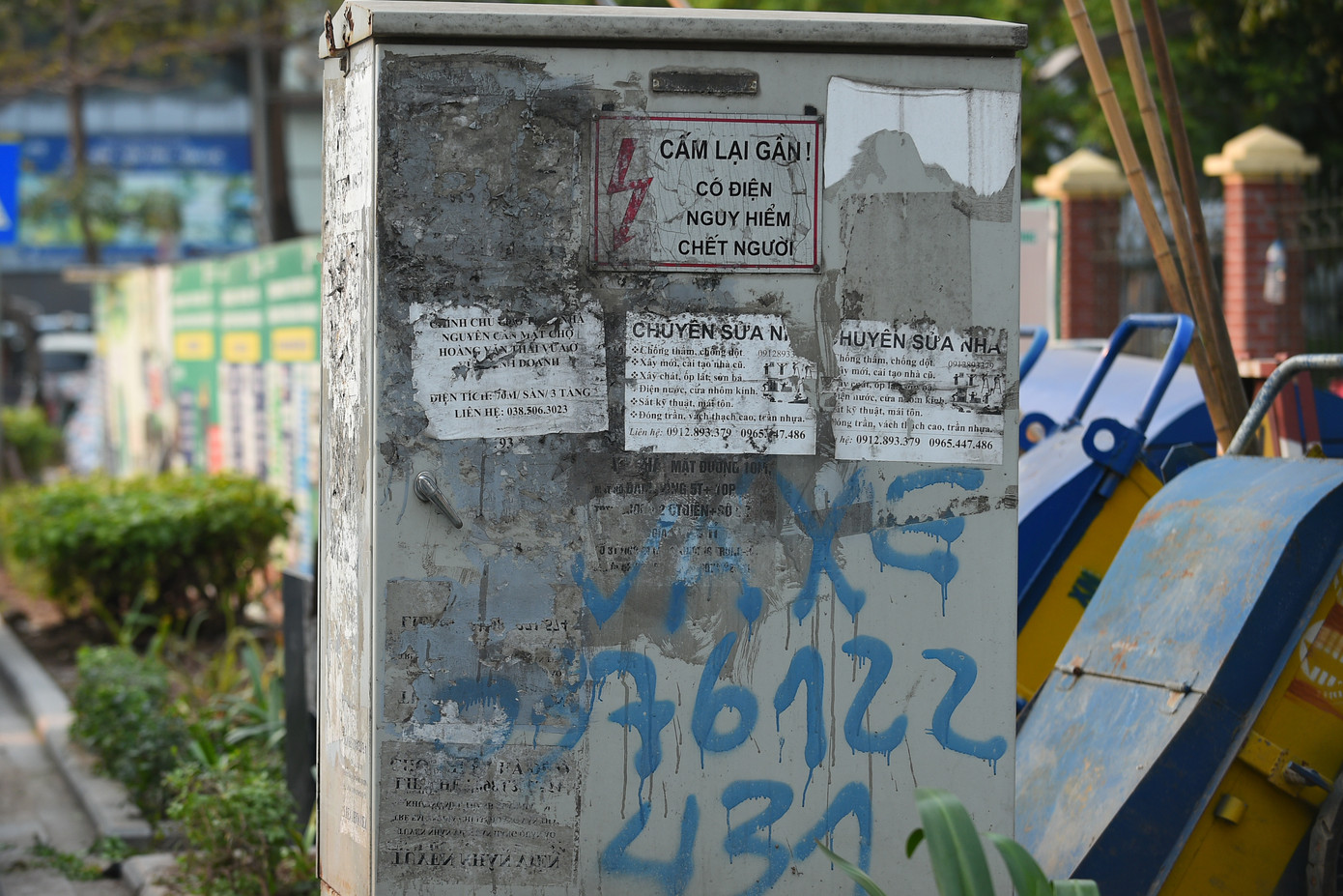 Hình ảnh ghi nhận trên phố Lê Trọng Tấn (quận Thanh Xuân). Các tờ rơi đa phần là quảng cáo mua bán, sửa chữa, cho vay tiền không cần thế chấp. Điều này khiến cho những người trẻ quan tâm và bị thu hút bởi những lời hứa từ quảng cáo, dẫn đến các vụ lừa đảo.