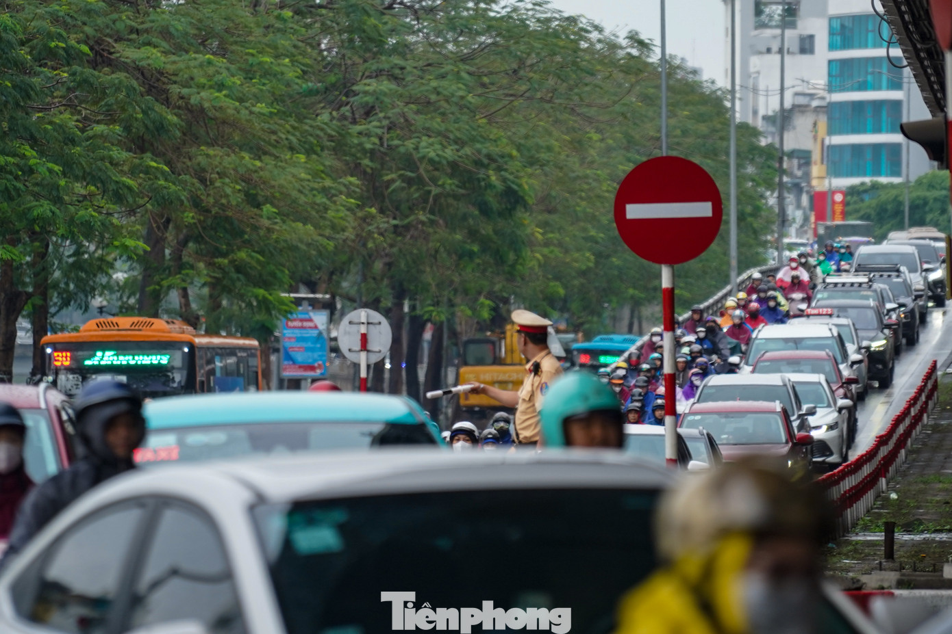 Lối xuống Vành đai 2 hướng về ngã tư Cầu Giấy đông nghịt xe cộ lúc hơn 7h30.