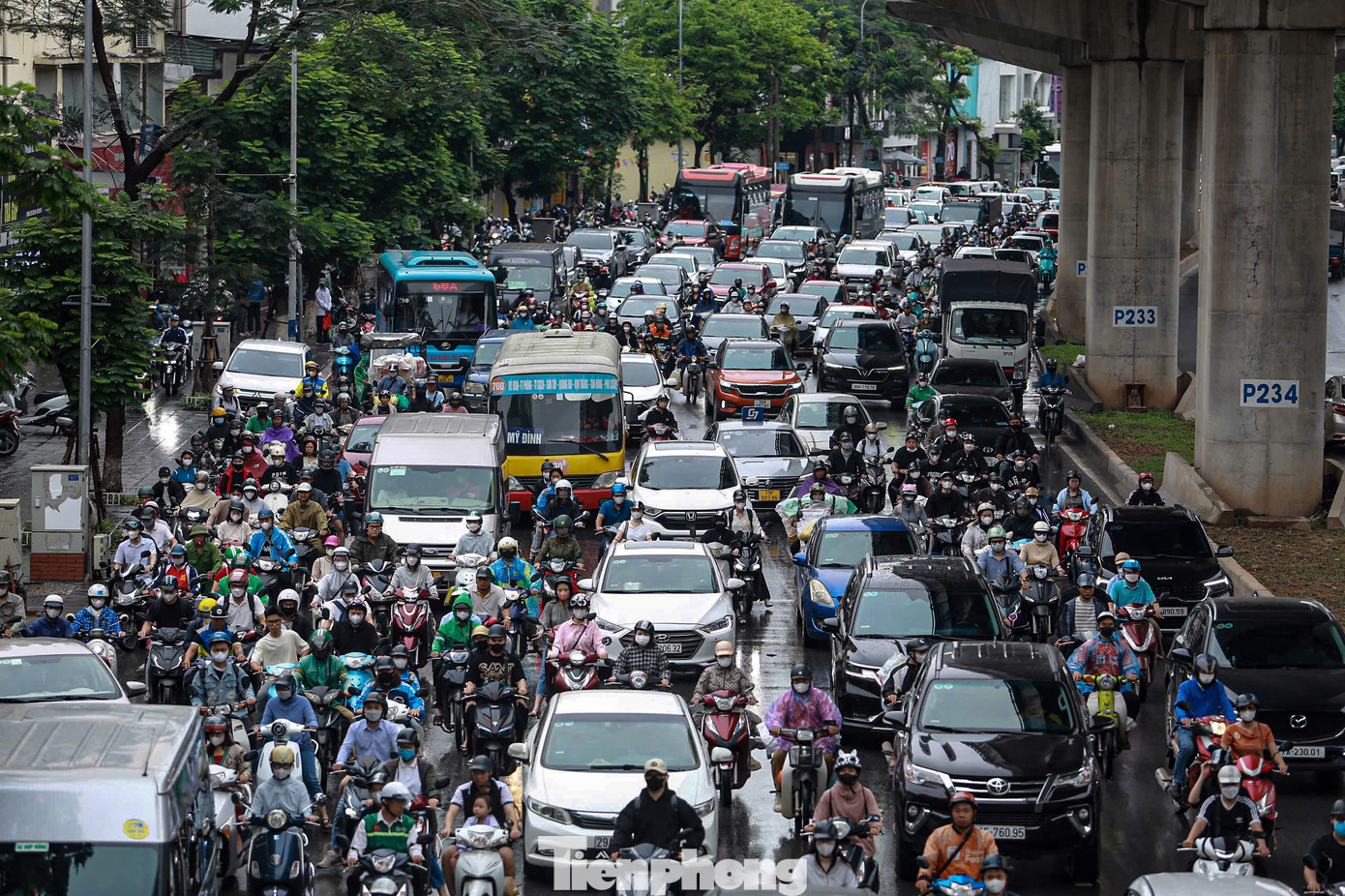 Đến gần 9h, ô tô, xe máy vẫn nêm chặt trên tuyến đường Hồ Tùng Mậu.