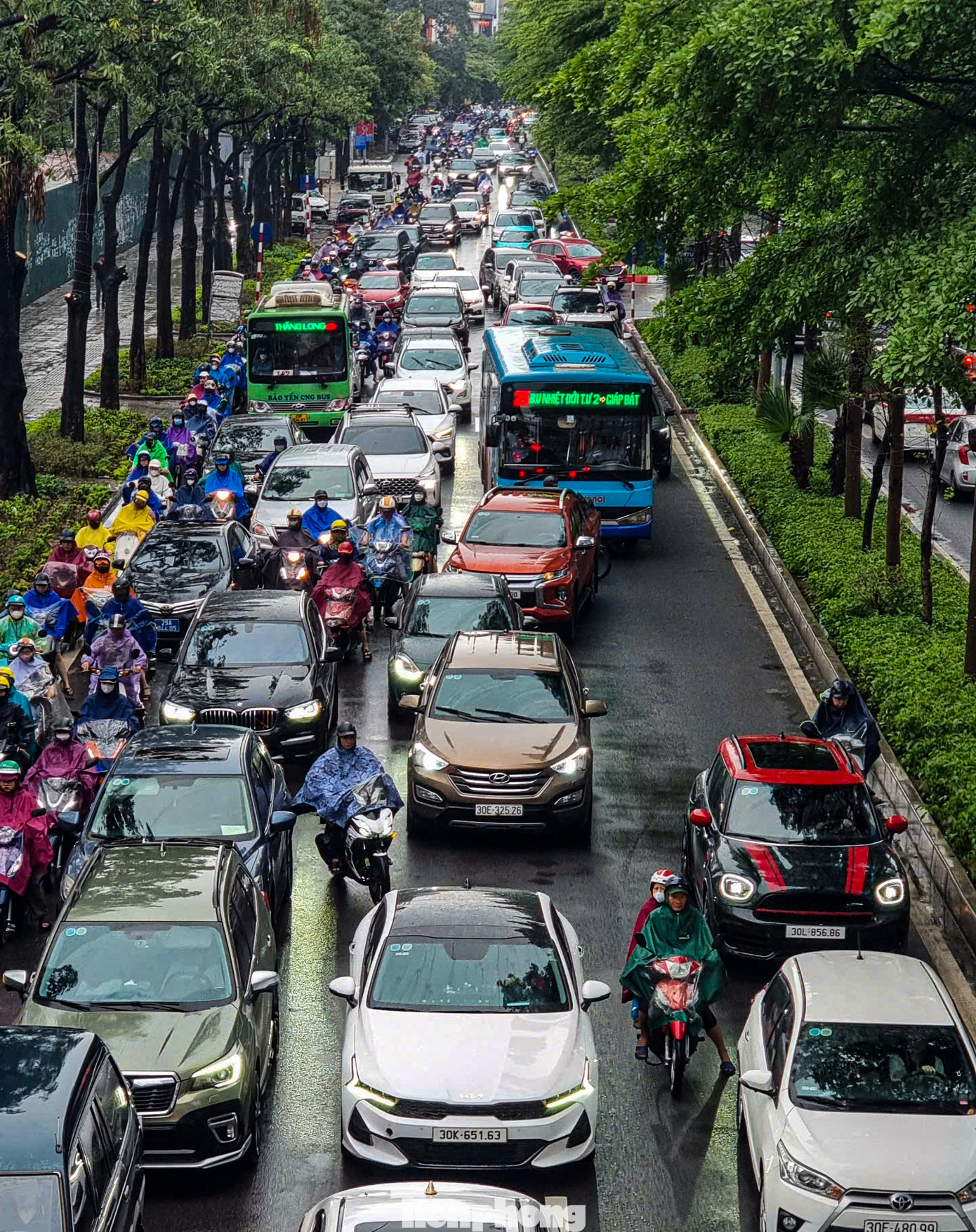Đường Đào Tấn tắc hướng vào trung tâm phố tắc cứng lúc hơn 7 giờ sáng, các phương tiện di chuyển chậm dưới cơn mưa.