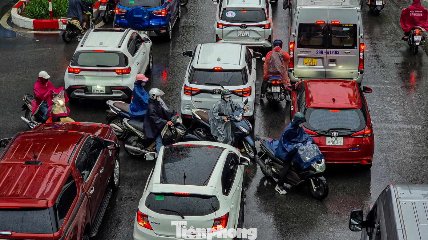 Xe máy chen chúc, len lỏi giữa dòng ô tô đông đúc để tìm cách "thoát tắc".