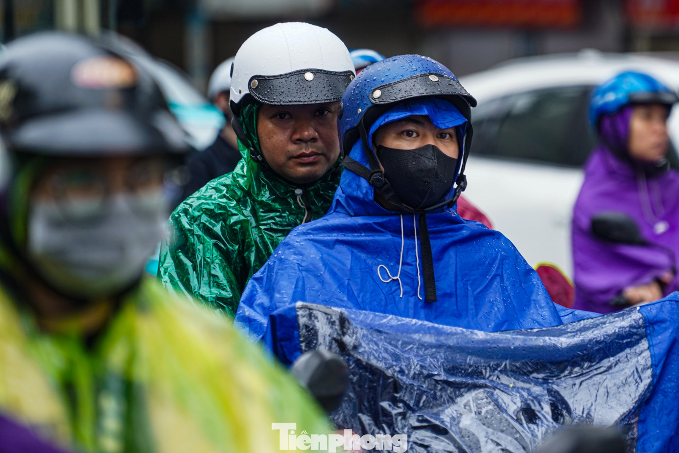 Việc đi xe máy lụp xụp trong bộ áo mưa phần nào khó khăn hơn khi gặp đường tắc.