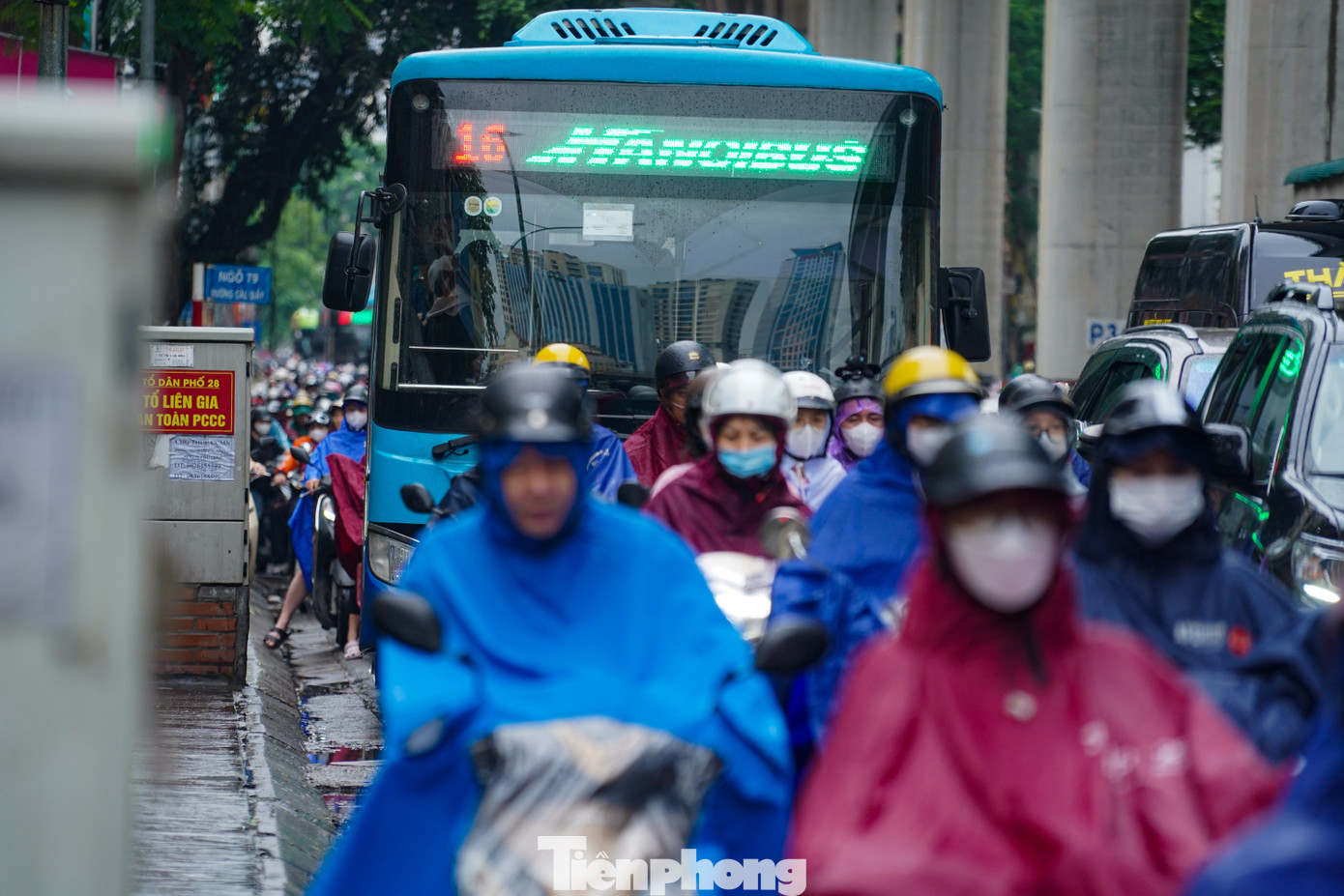 Theo Trung tâm Dự báo Khí tượng Thủy văn Quốc gia, ngày 25/4, thời tiết Hà Nội nhiều mây, ban ngày có mưa rào và dông rải rác, một số nơi có mưa to; ban đêm có mưa vài nơi. Nhiệt độ thấp nhất dao động từ 24 đến 26 độ C.