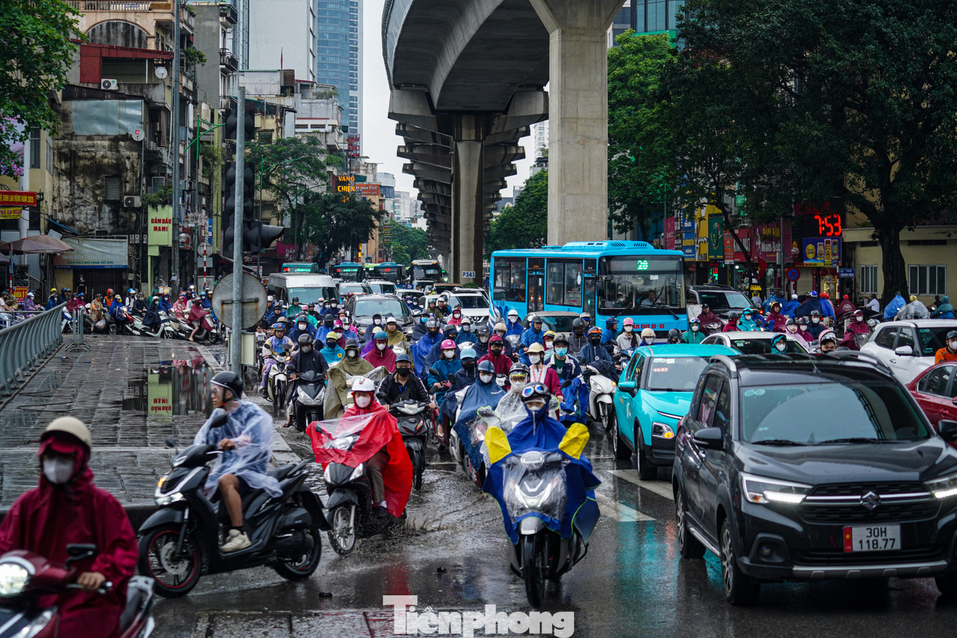 Mưa vào giờ người dân đi làm, nhiều tuyến phố ùn tắc dưới mưa.