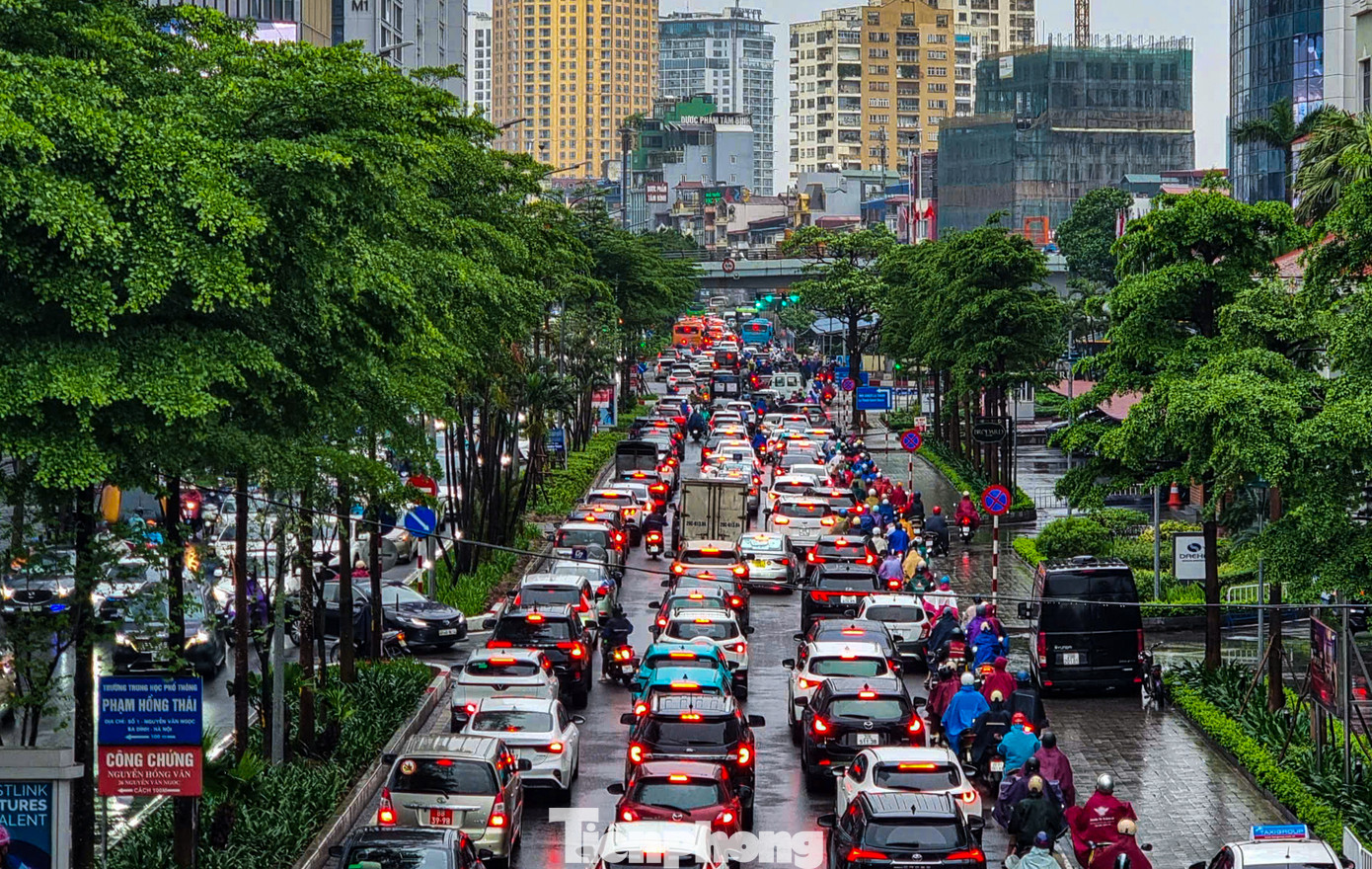 Đường Đào Tấn tắc hướng vào trung tâm phố tắc cứng lúc hơn 7 giờ sáng, các phương tiện di chuyển chậm dưới cơn mưa.