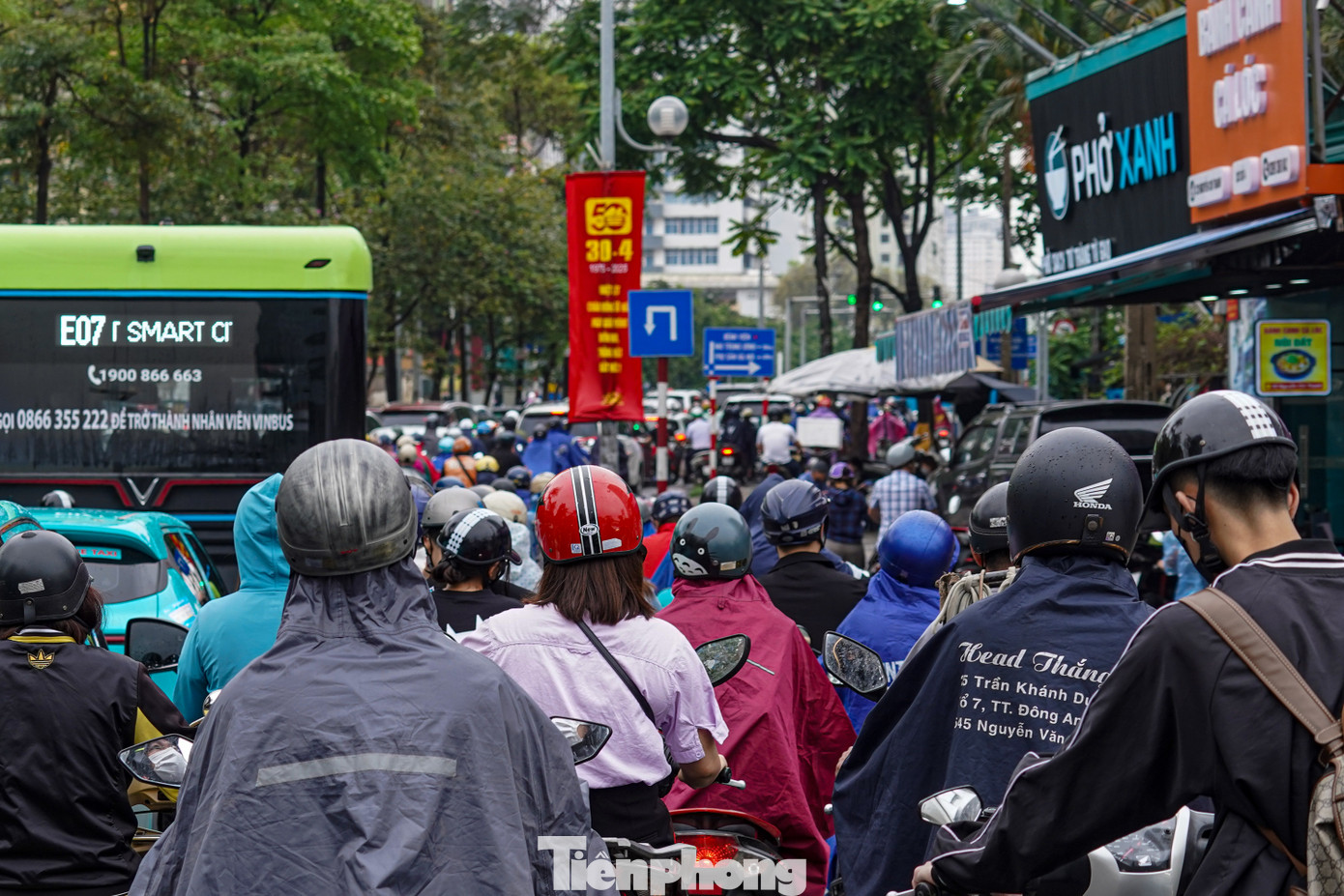 Các phương tiện nhích từng chút một.