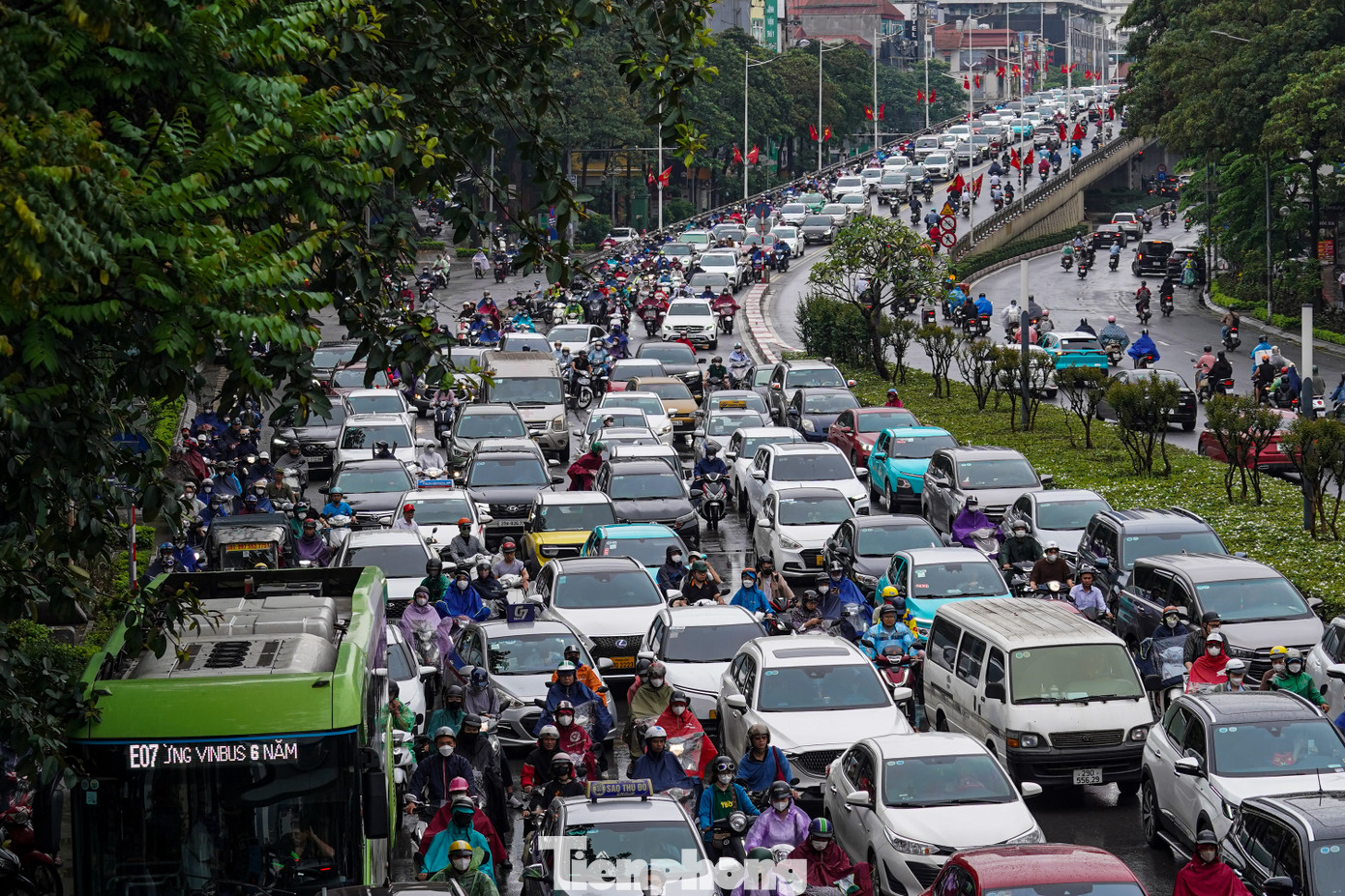 Đến hơn 8h, dù trời đã tạnh mưa, cầu vượt Nguyễn Chí Thanh vẫn trong tình trạng ùn tắc kéo dài.